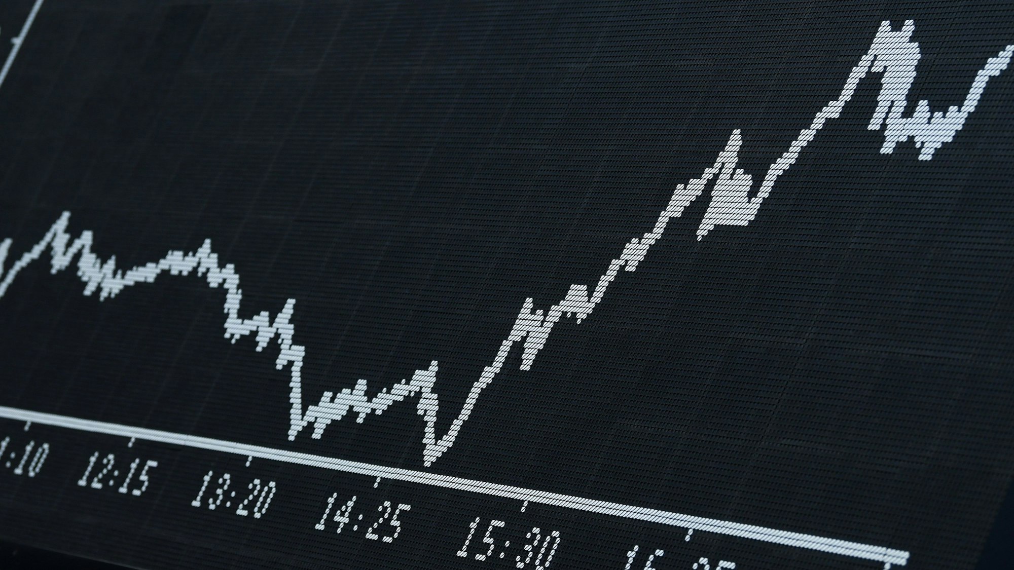 Eine Anzeigetafel mit der Dax-Kurve im Handelssaal der Frankfurter Wertpapierbörse. (Archivbild)