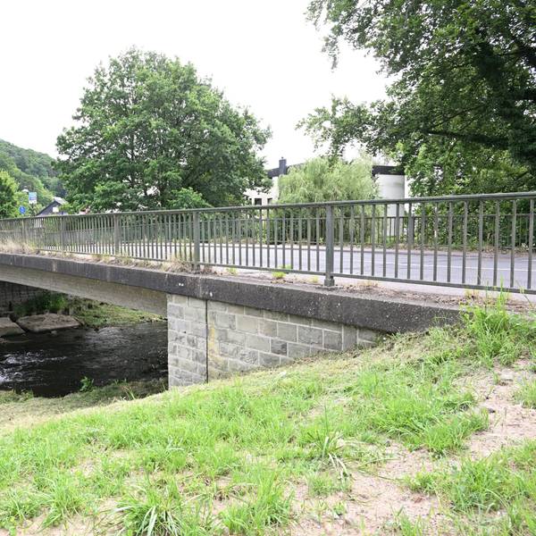 Die Sülzbrücke in Lehmbach, im Norden Rösraths, ist marode. Für den geplanten Neubau fordern Rösrather Vertreter mehr Hochwasser-Vorsorge.