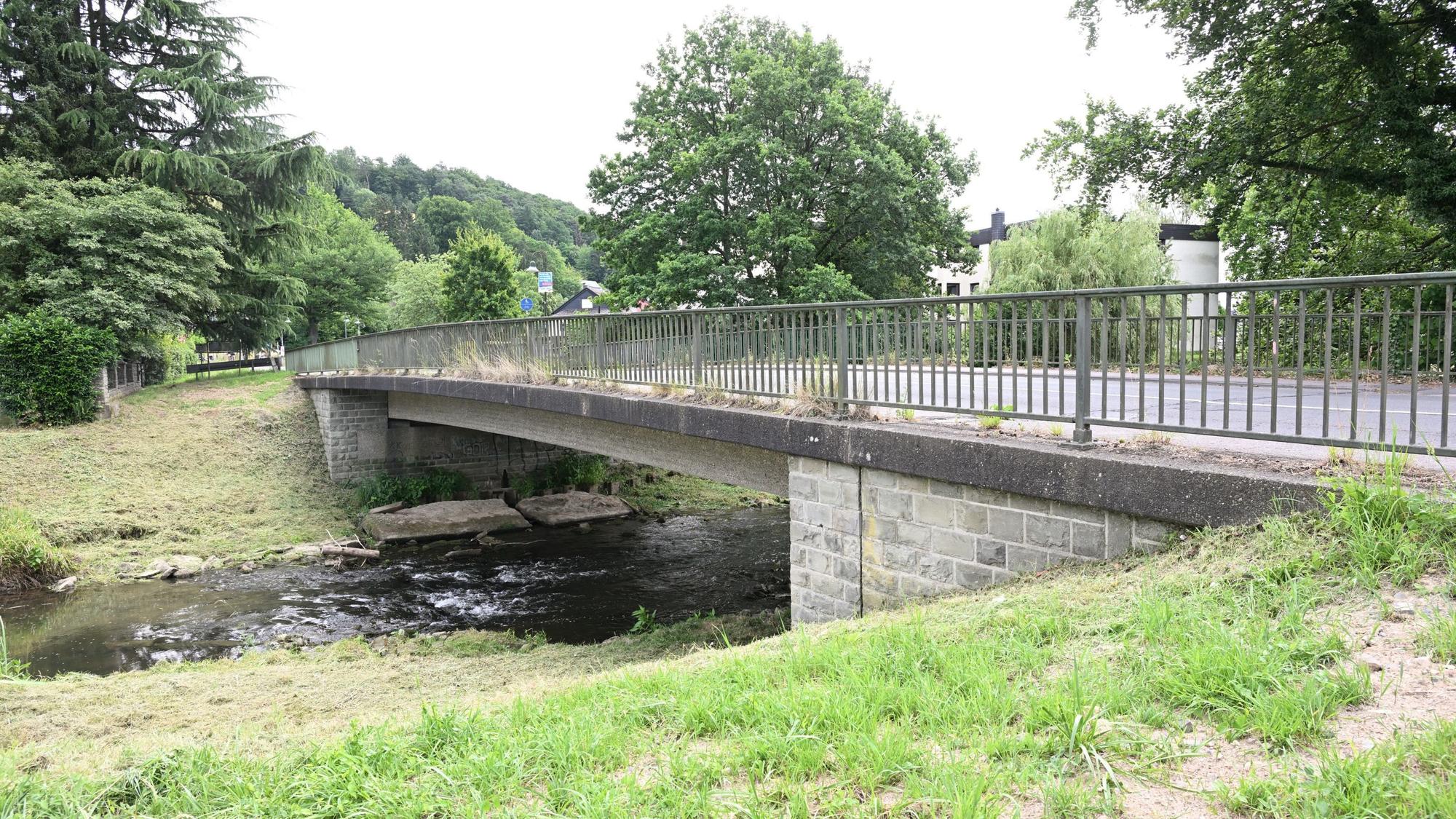 Nach den Plänen von Straßen NRW soll die Sülzbrücke in Lehmbach abgerissen und neu gebaut werden. Die Stadt Rösrath fordert eine angemessene Beteiligung bei der Planung ein.