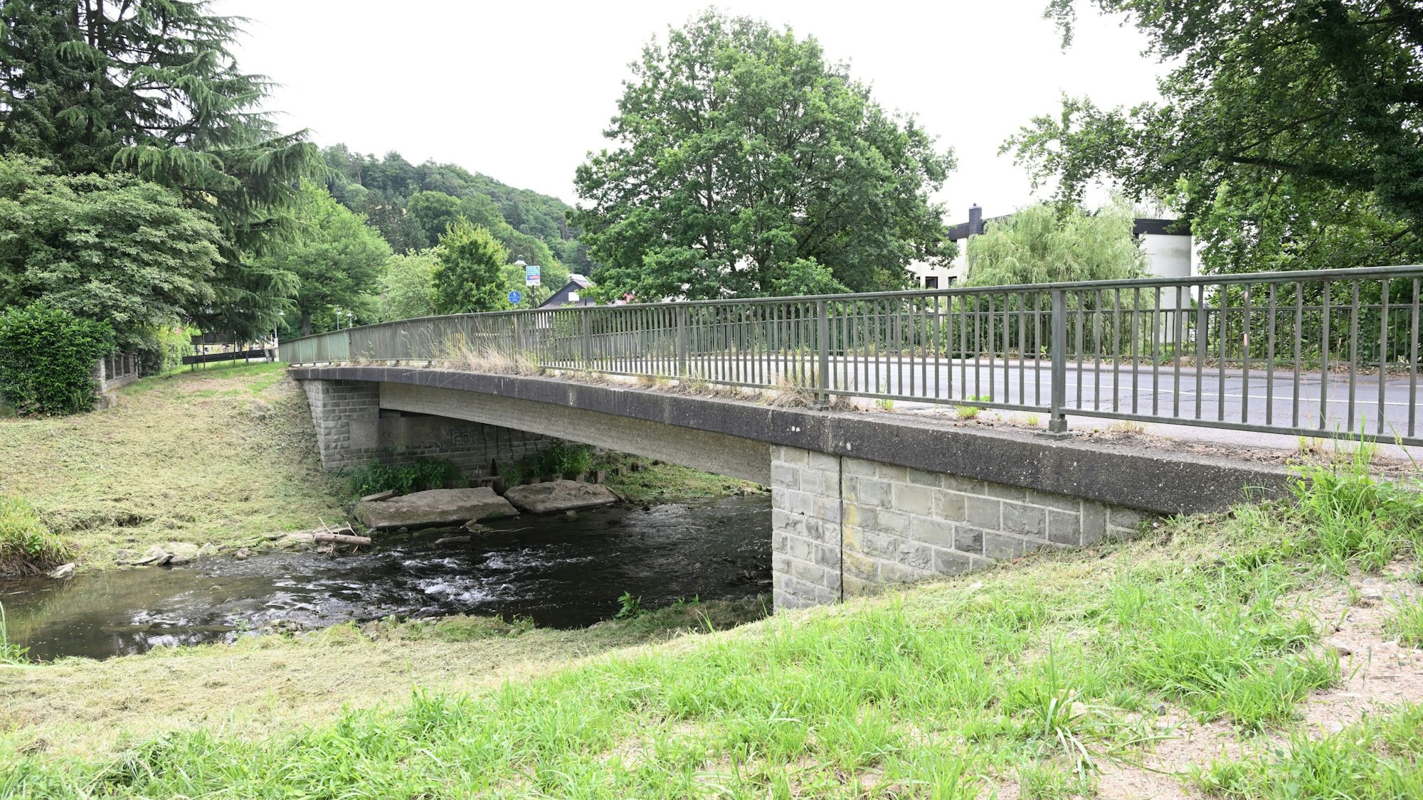 Nach den Plänen von Straßen NRW soll die Sülzbrücke in Lehmbach abgerissen und neu gebaut werden. Die Stadt Rösrath fordert eine angemessene Beteiligung bei der Planung ein.