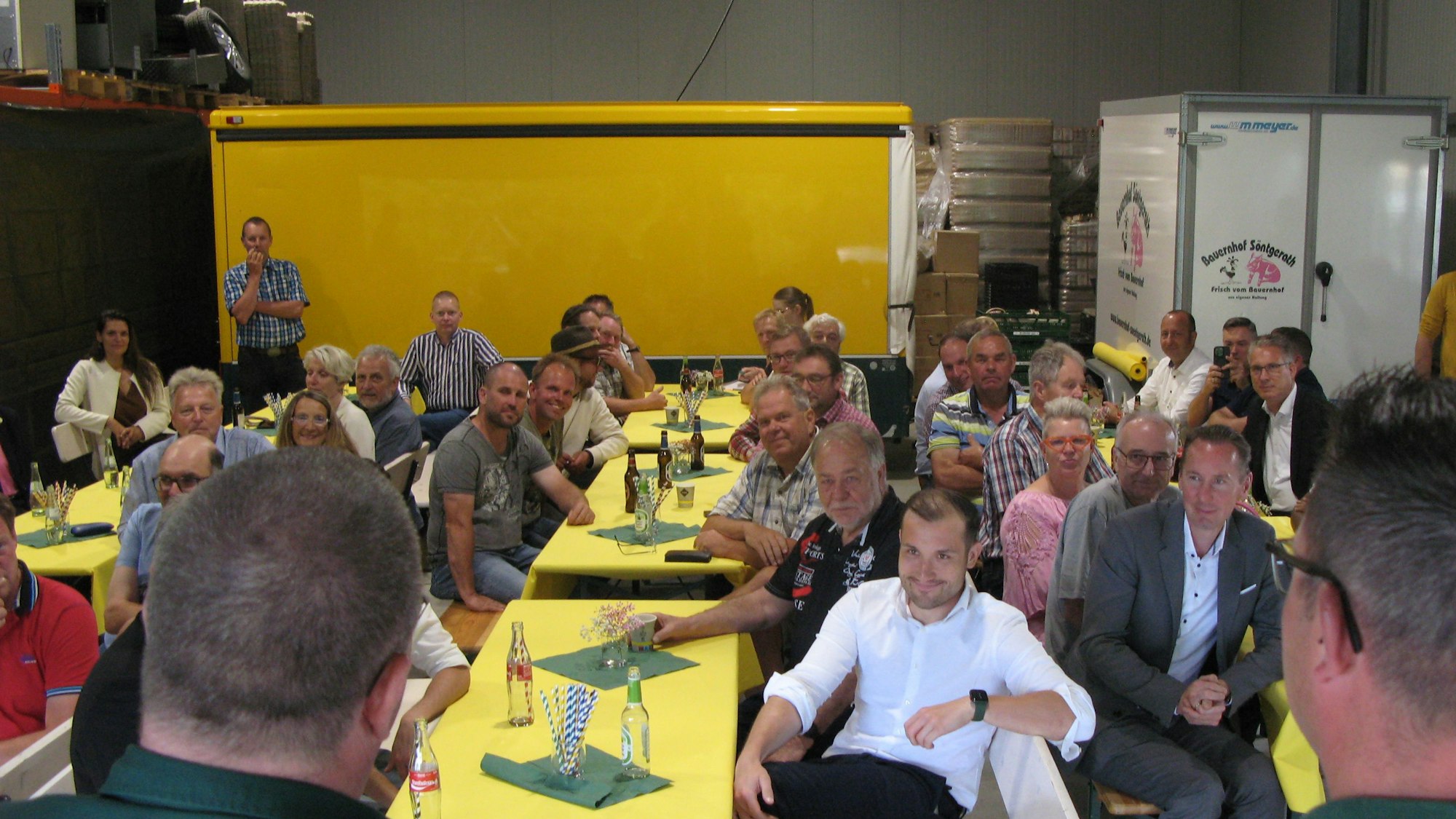 Vor einem Rundgang über den Hof sprachen die Gastgeber und Besucher über die Situation der Landwirte im Rhein-Sieg-Kreis.