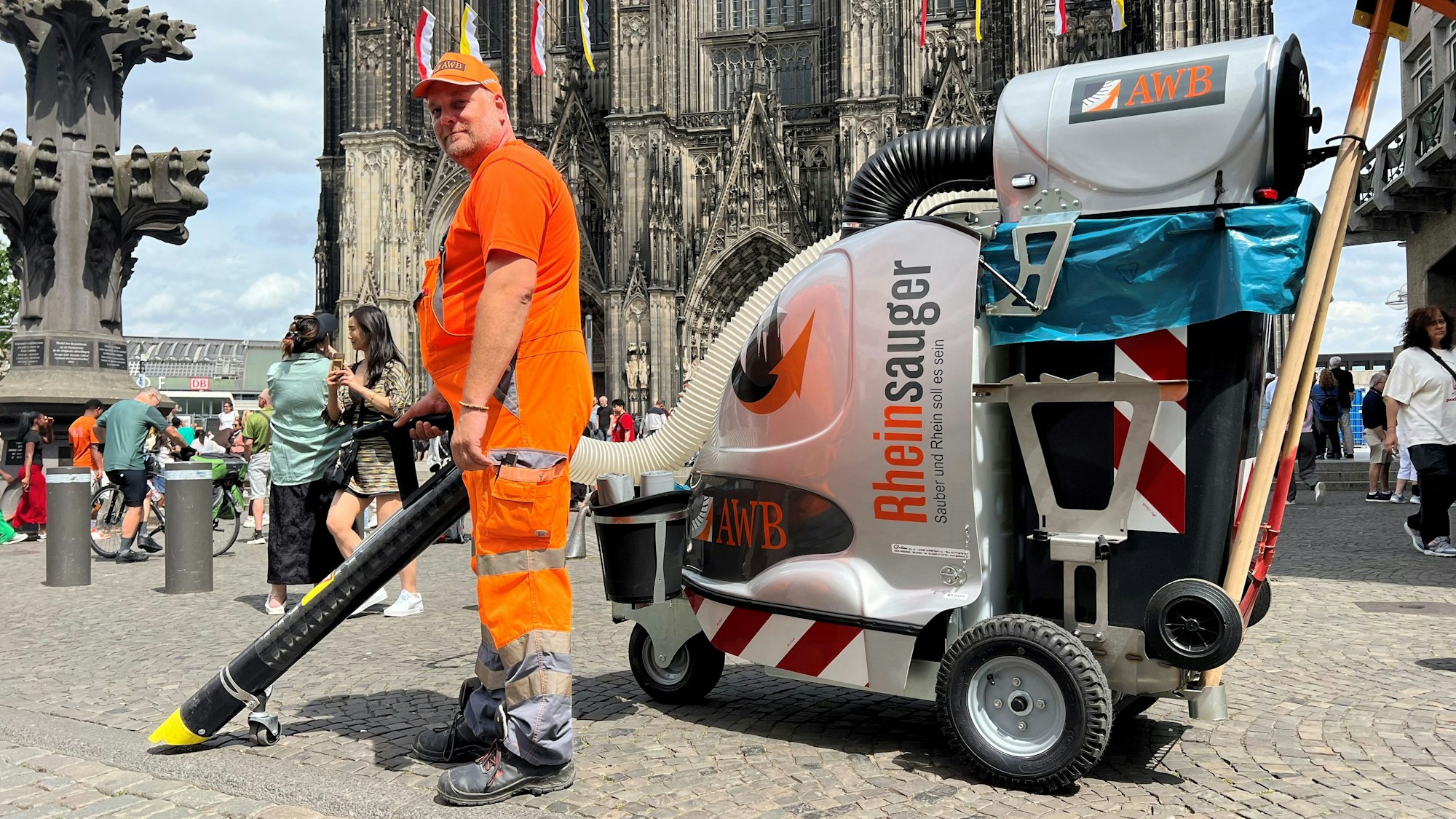 Viel Saugkraft: Marcel Stauss ist mit seinem neuen Arbeitsgerät im Domumfeld unterwegs.