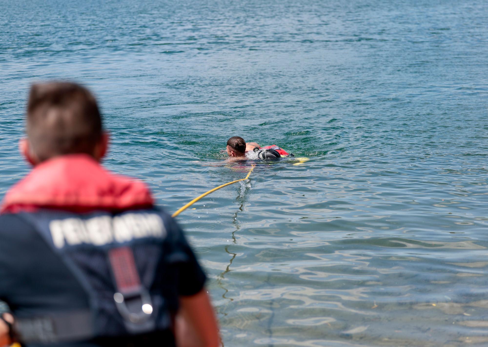 In der Ausbildung zum Rettungsschwimmer werden Gefahrensituationen im Wasser simuliert.