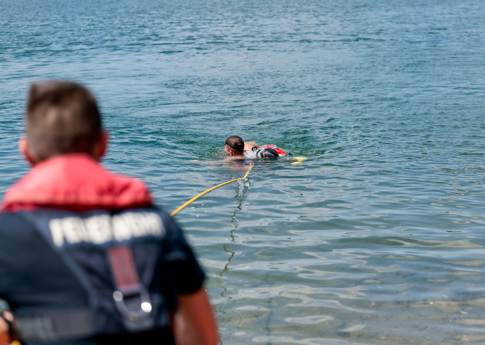 In der Ausbildung zum Rettungsschwimmer werden Gefahrensituationen im Wasser simuliert.