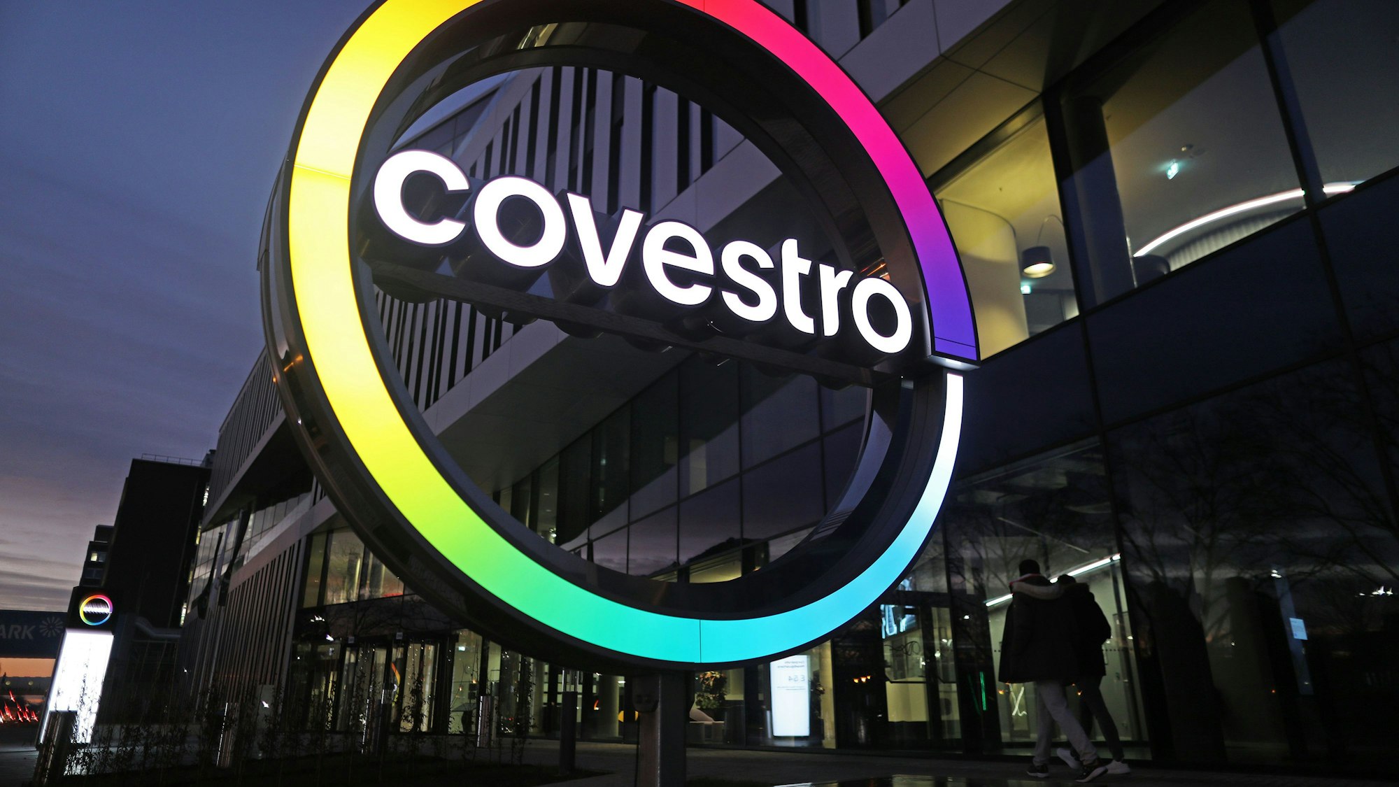 Covestro-Logo vor der Konzernzentrale in Leverkusen.