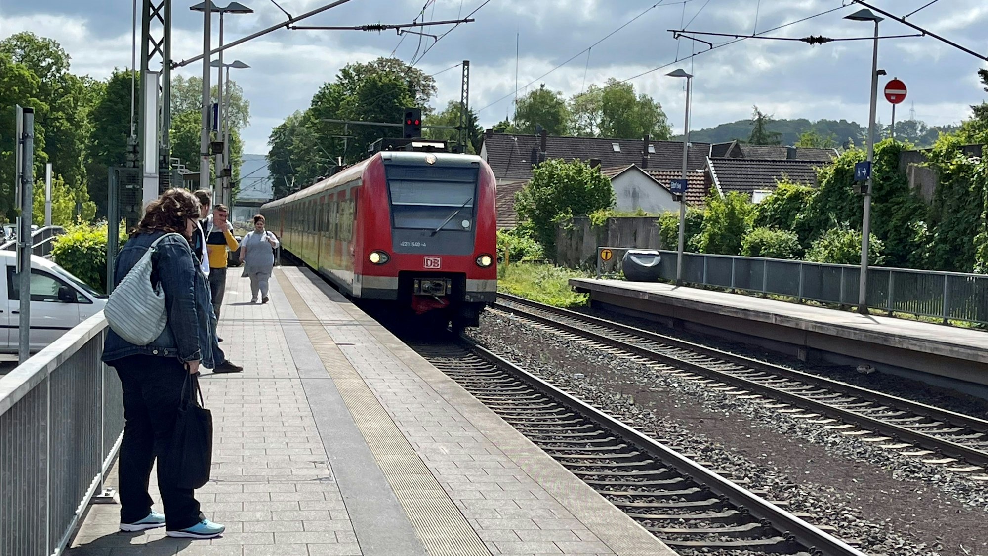 Eine S-Bahn am Bahnhof in Eitorf. Menschen befinden sich auf dem Bahnsteig.