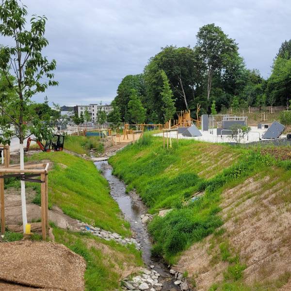 Freifließender Waldbrölbach, Parkour-Gelände (rechts) und Spielplatz: In Waldbröl gedieht auf dem früheren Merkur-Gelände der Grünzug-Ost. Die beiden Bewegungsgelände könnten schon im August freigegeben werden.