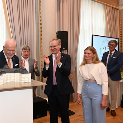 Gruppenbild mit Schloss-Torte (v.links): Moderator Wolfram Kons, Hotel-Gründer Thomas H. Althoff, Spitzenkoch Joachim Wissler, CEO Frank Marrenbach, Patissière Larissa Metz (von ihr stammt die Torte) und Hoteldirektor Jörg Stricker.