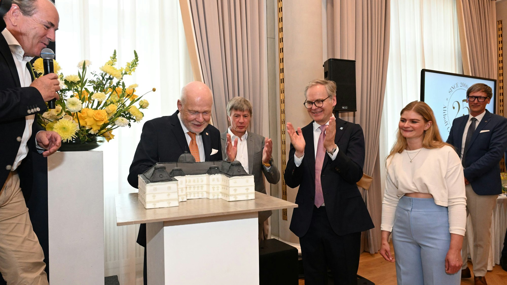 Gruppenbild mit Schloss-Torte (v.links): Moderator Wolfram Kons, Hotel-Gründer Thomas H. Althoff, Spitzenkoch Joachim Wissler, CEO Frank Marrenbach, Patissière Larissa Metz (von ihr stammt die Torte) und Hoteldirektor Jörg Stricker.