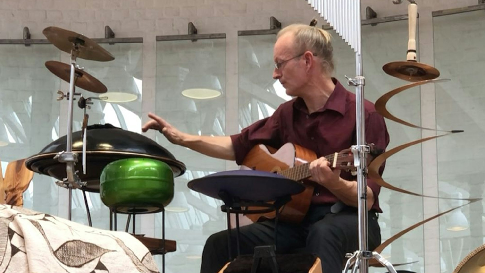 Der Multi-Instrumentalist Jan-Philipp Tödte gestaltet das musikalische Rahmenprogramm der Vernissage.