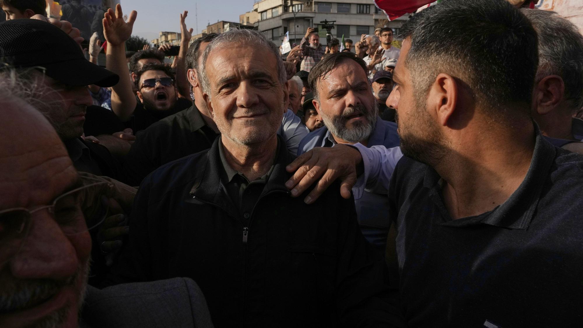 22.06.2025, Iran, Teheran: Der iranische Präsident Massud Peseschkian nimmt an einer Protestkundgebung nach den US-Angriffen auf Atomanlagen im Iran teil. Foto: Vahid Salemi/AP/dpa +++ dpa-Bildfunk +++