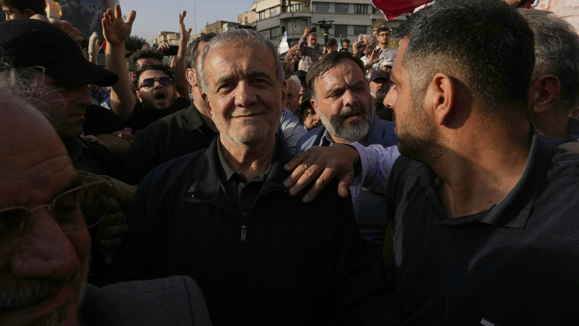22.06.2025, Iran, Teheran: Der iranische Präsident Massud Peseschkian nimmt an einer Protestkundgebung nach den US-Angriffen auf Atomanlagen im Iran teil. Foto: Vahid Salemi/AP/dpa +++ dpa-Bildfunk +++