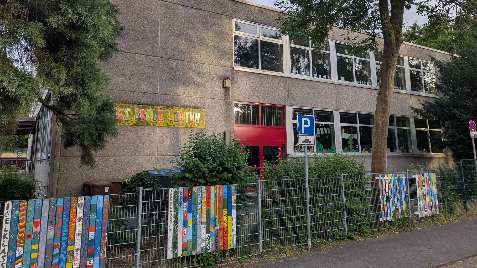 Das Foto zeigt eine Außenansicht der Brüder-Grimm-Schule in Gleuel.
