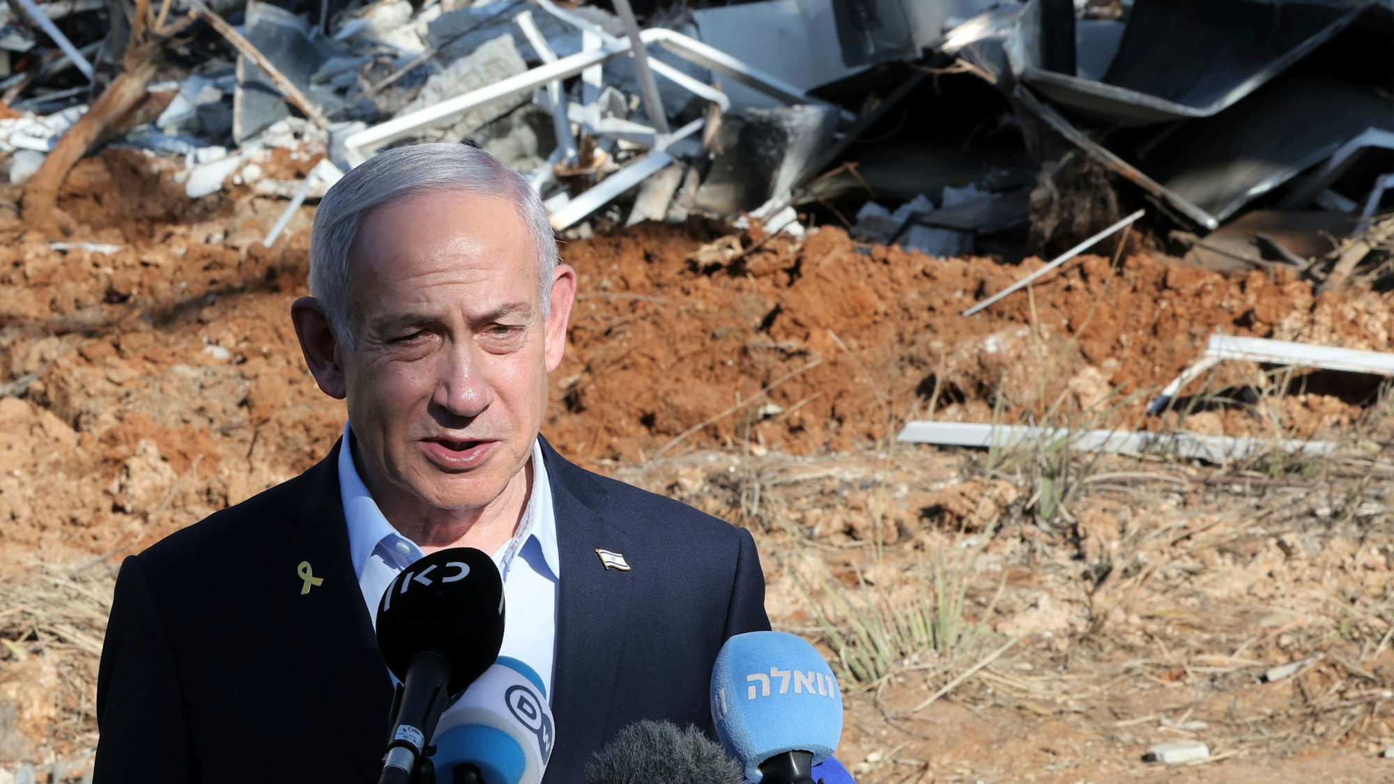 20.06.2025, Israel, Rehovot: Israels Premierminister Benjamin Netanjahu gibt während eines Besuchs des Weizmann-Instituts für Wissenschaft, das von iranischen Raketen getroffen wurde, in der Innenstadt von Rehovot eine Erklärung ab. Foto: Jack Guez/POOL AFP via AP/dpa +++ dpa-Bildfunk +++