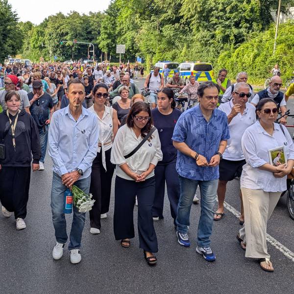 Das Foto zeigt die Teilnehmer des Schweigegangs auf der Frechener Straße.