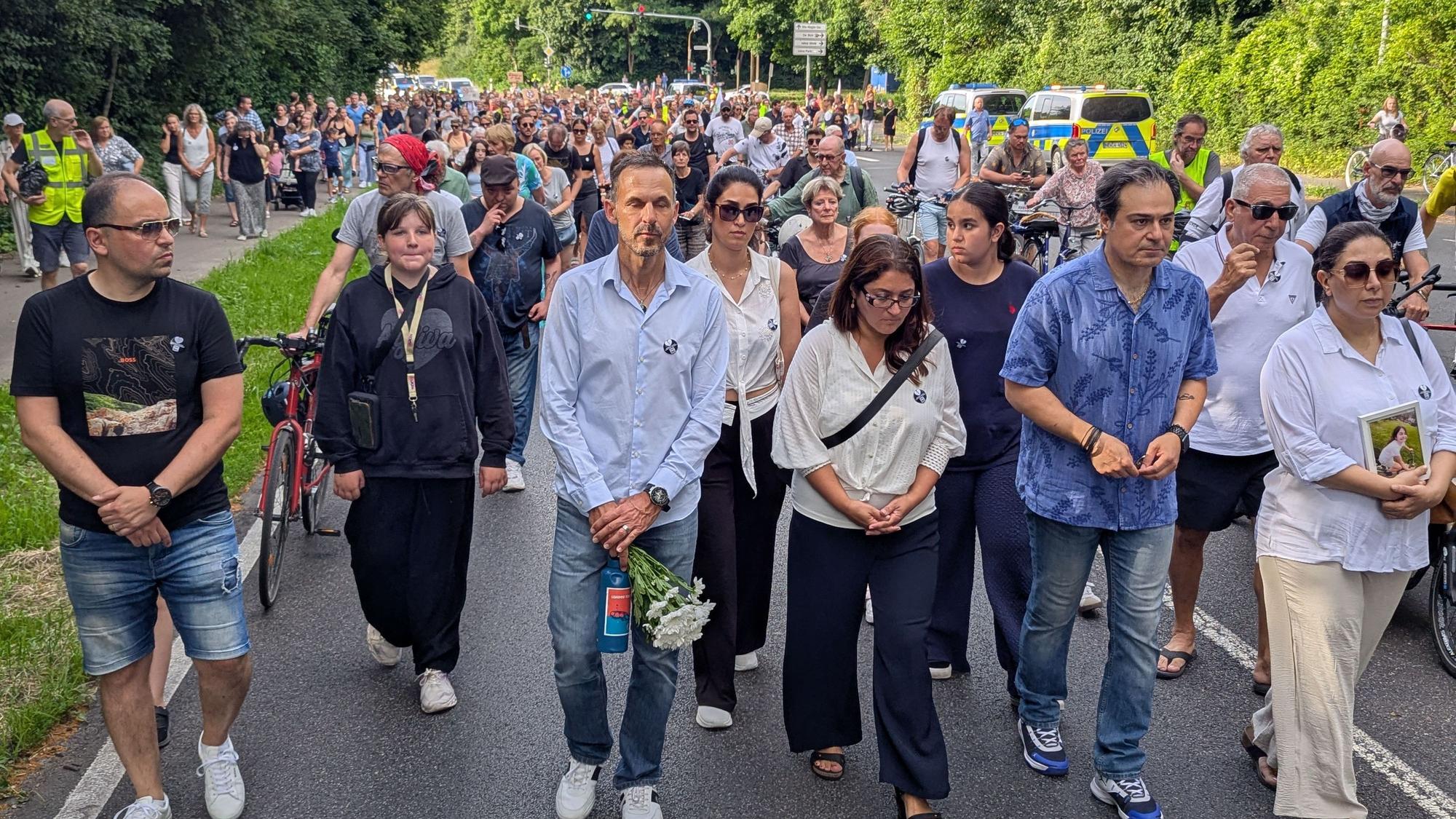 Das Foto zeigt die Teilnehmer des Schweigegangs auf der Frechener Straße.