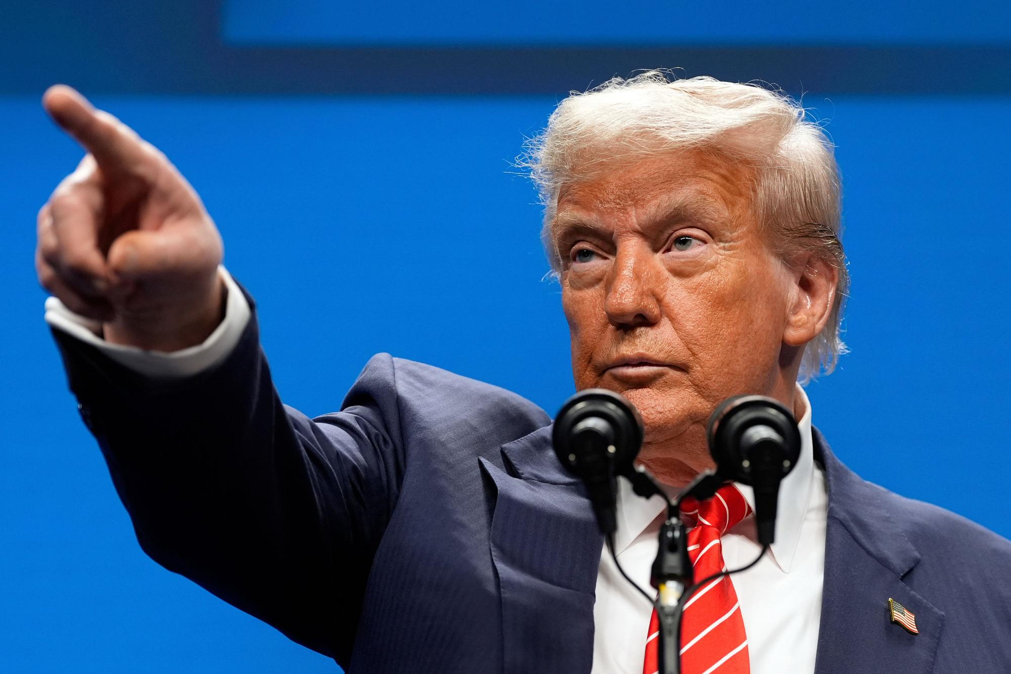 Den Haag: US-Präsident Donald Trump gestikuliert