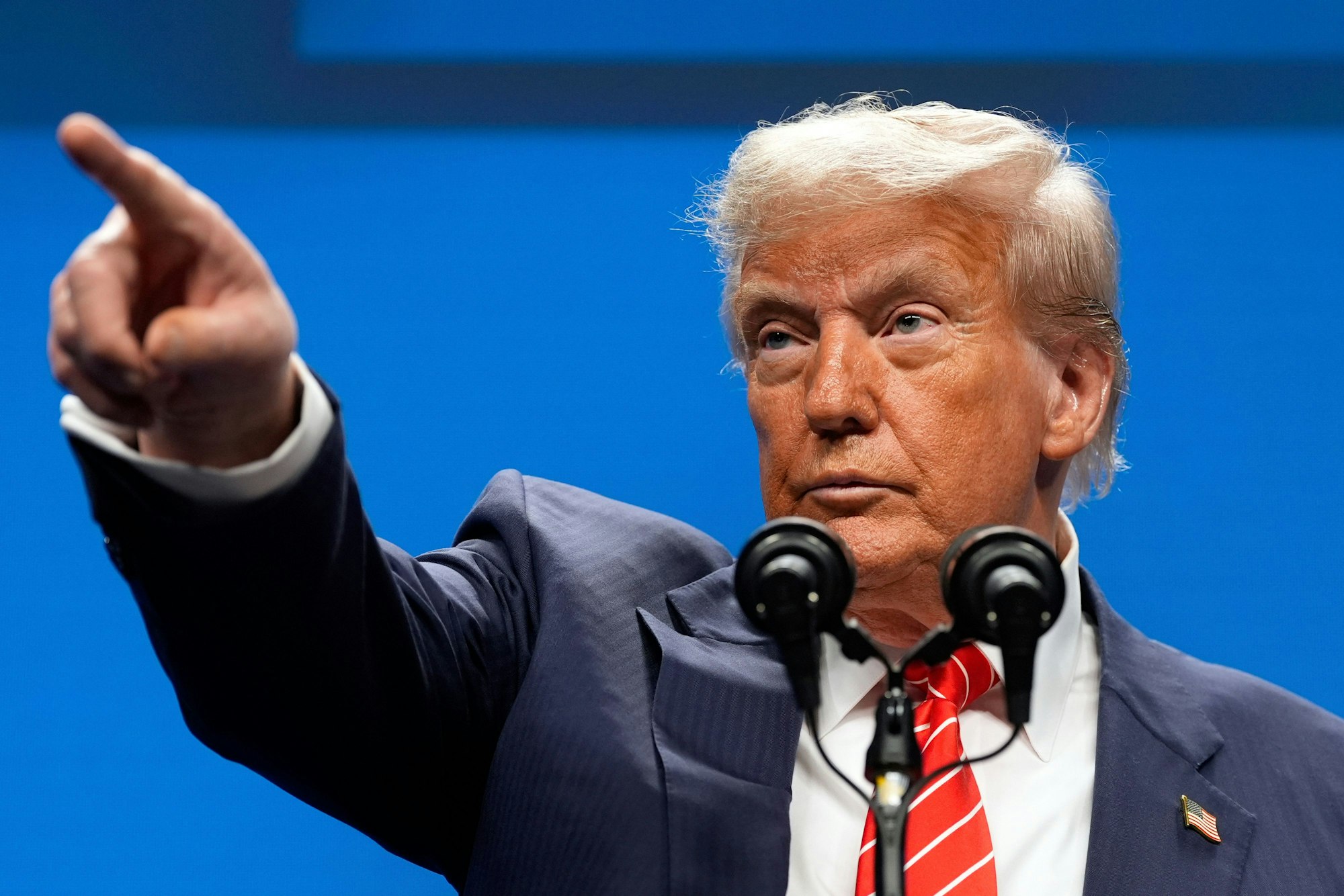 Den Haag: US-Präsident Donald Trump gestikuliert