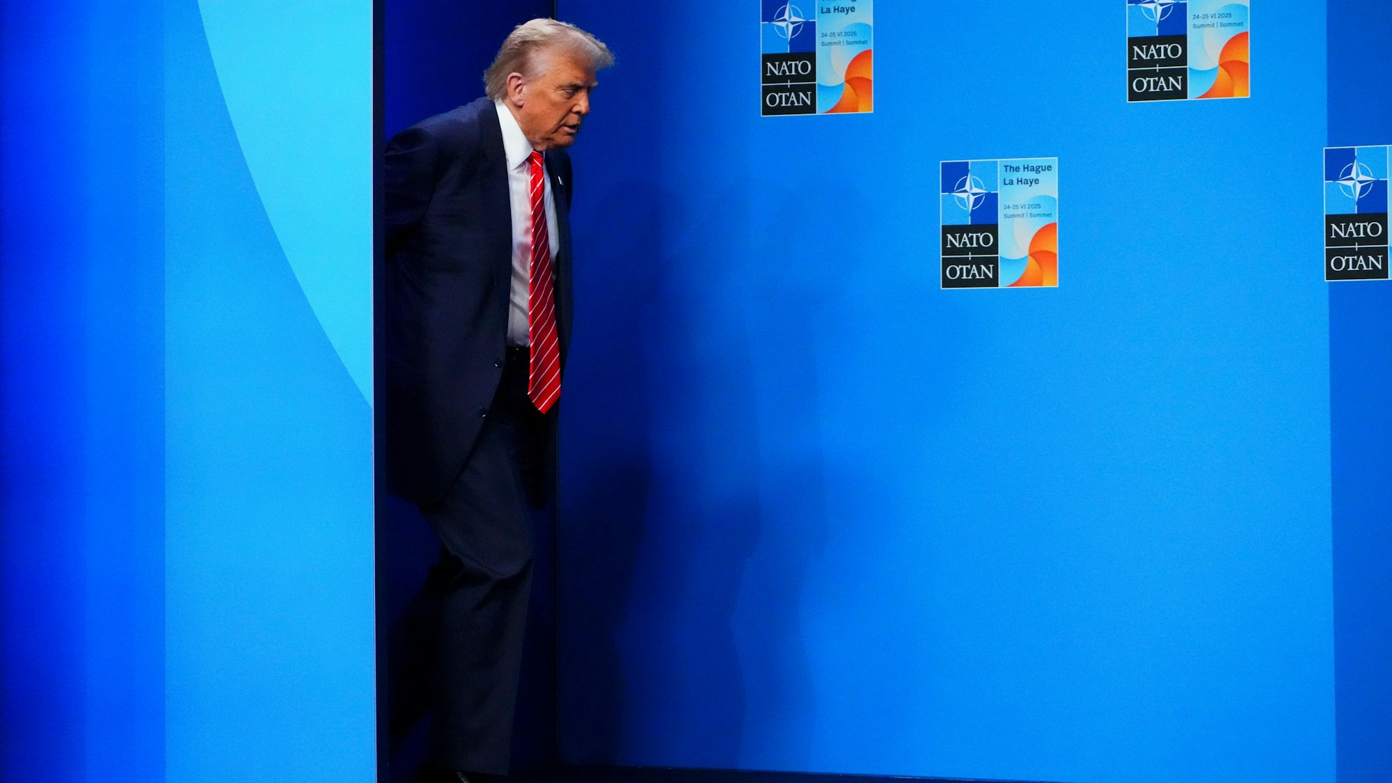 US-Präsident Donald Trump kommt zu einer Pressekonferenz auf dem NATO-Gipfel.