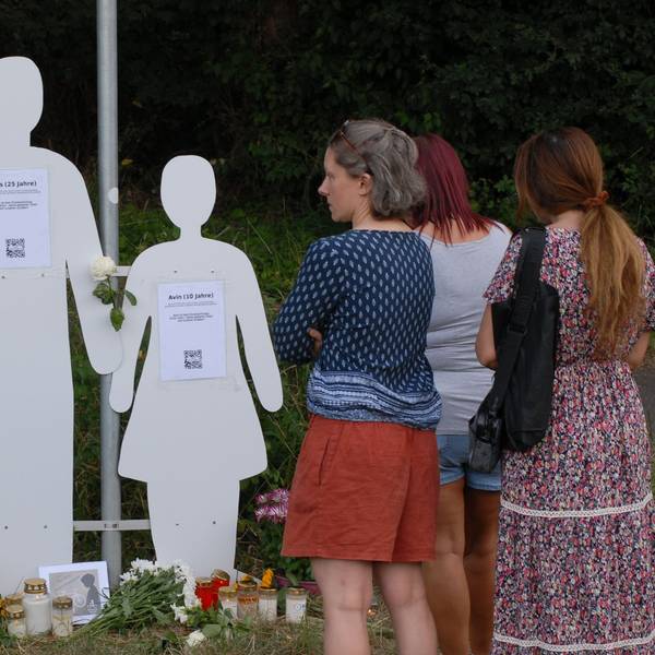 In Hürth erinnern an der Unfallstelle zwei Figuren an Avin und Luis. Ihre Eltern erzählten am Dienstag im Gerichtssaal, was für Menschen ihre Kinder gewesen sind.