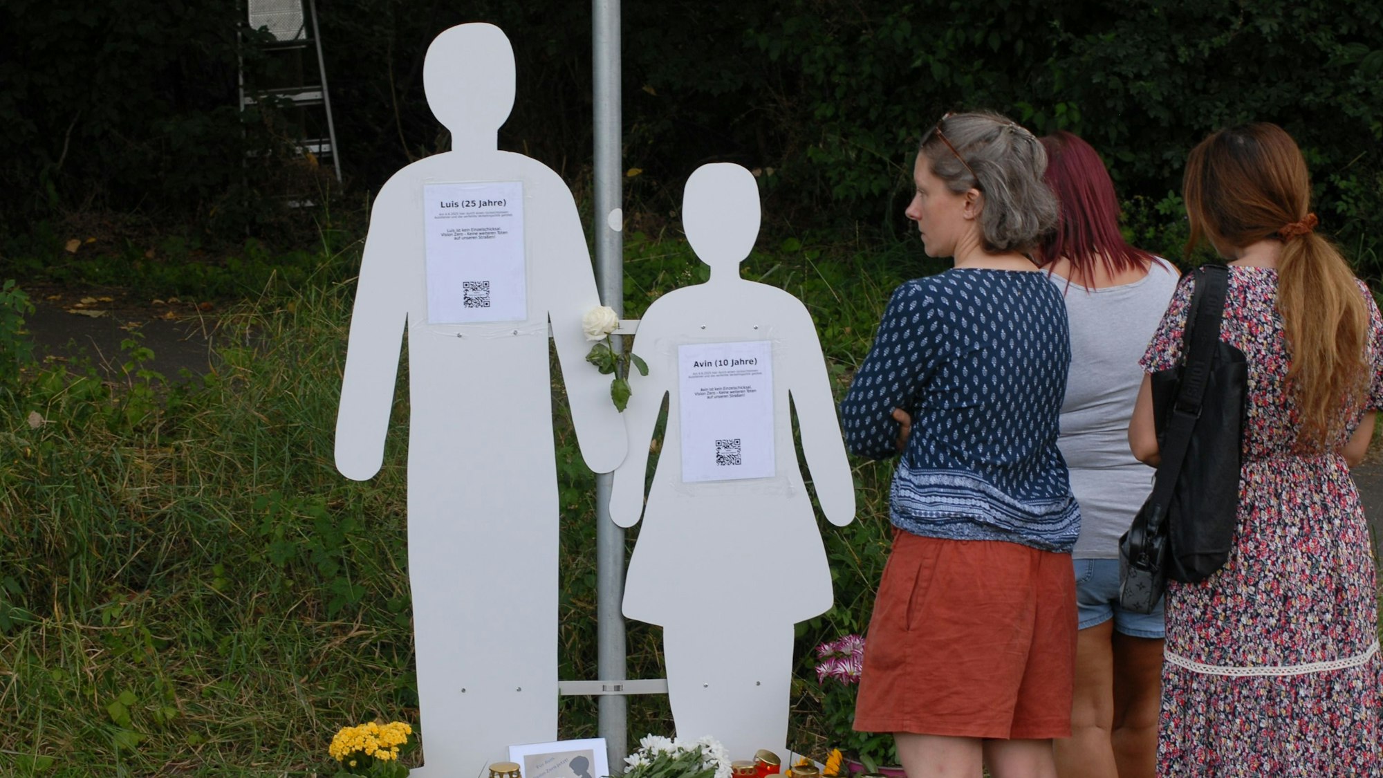 Das Foto zeigt die Figuren an der kleinen Gedenkstelle.