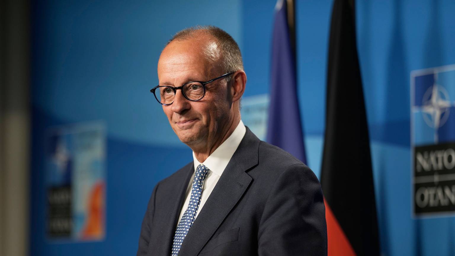 Bundeskanzler Friedrich Merz (CDU) spricht während einer Pressekonferenz nach der Plenarsitzung auf dem NATO-Gipfel.