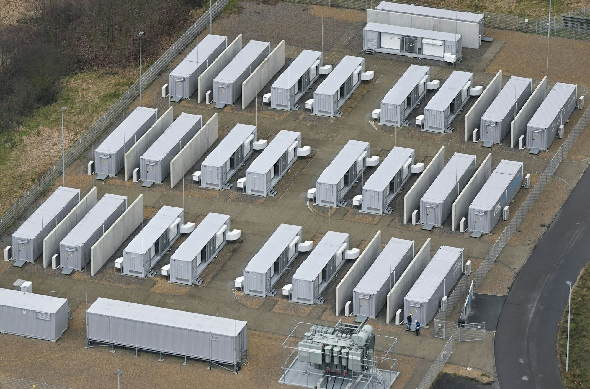 Ein Batteriepark in der Lausitz. Ein im nordrhein-westfälischen Waltrop geplanter Batteriepark soll bis 2028 ebenfalls in Containerbauweise errichtet werden. (Symbolbild)