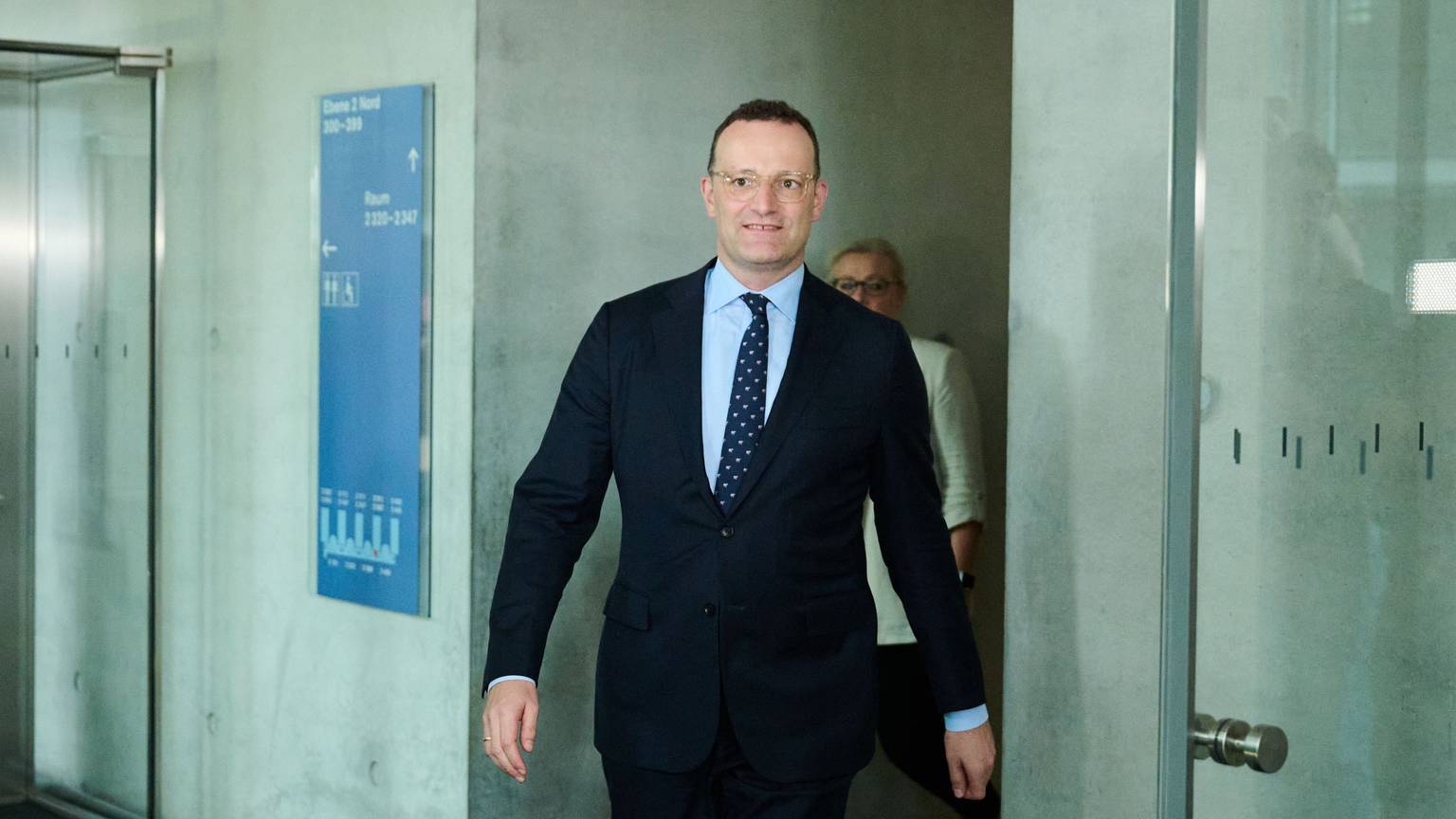 Berlin: Jens Spahn (CDU), Fraktionsvorsitzender der Bundestagsfraktion seiner Partei und ehemaliger Gesundheitsminister, kommt zum Haushaltsausschuss ins Paul-Löbe-Haus.