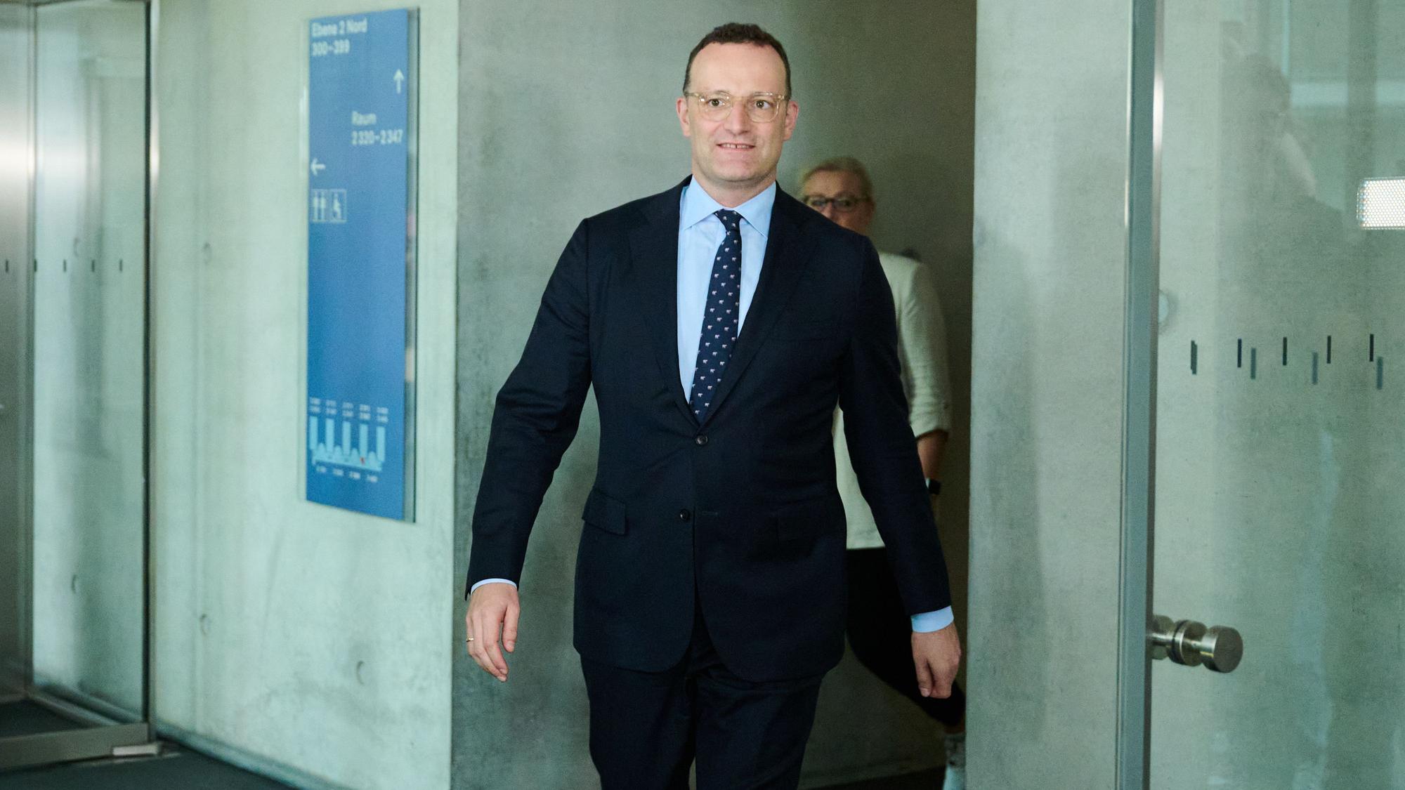 Berlin: Jens Spahn (CDU), Fraktionsvorsitzender der Bundestagsfraktion seiner Partei und ehemaliger Gesundheitsminister, kommt zum Haushaltsausschuss ins Paul-Löbe-Haus.