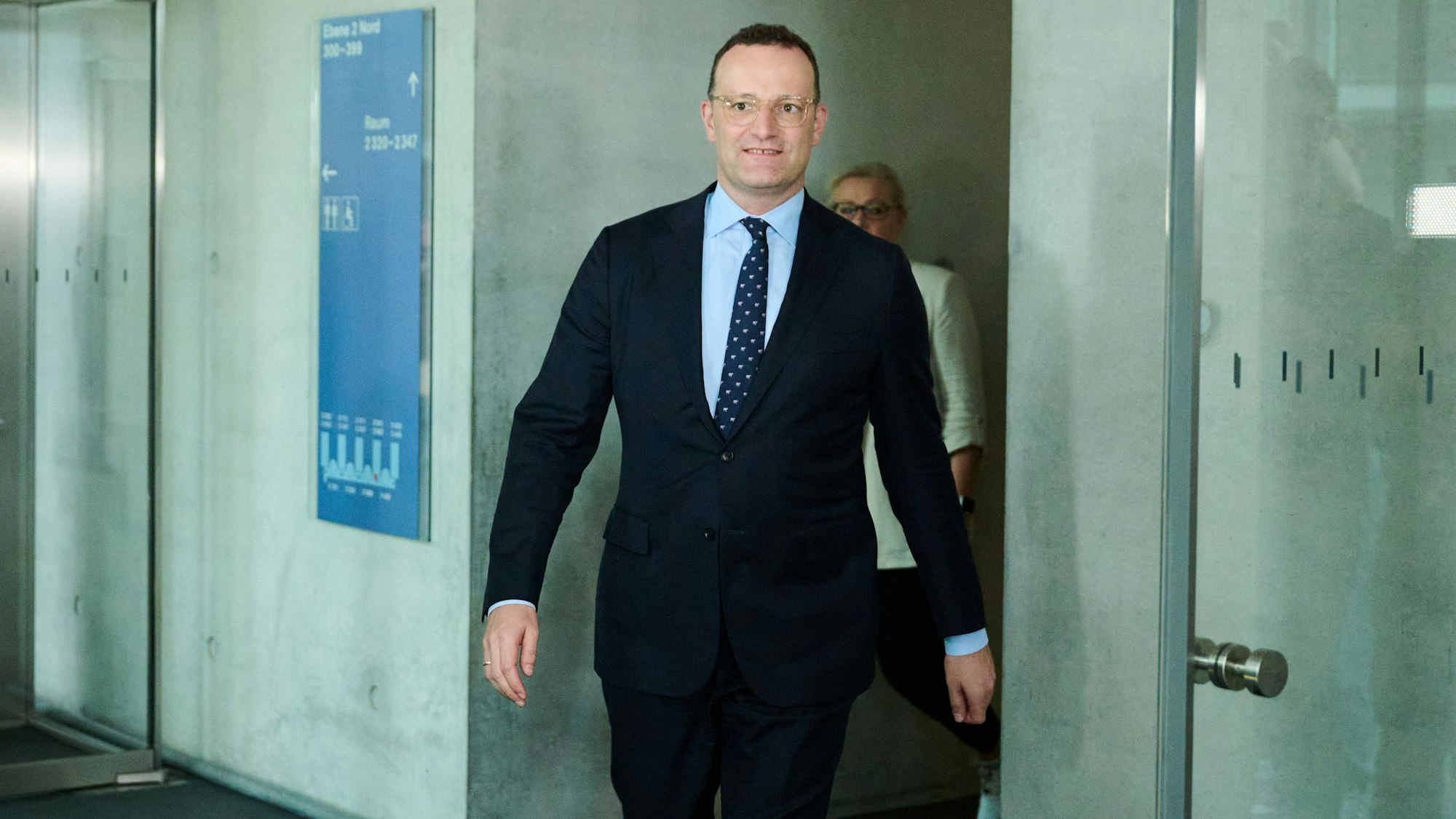 Berlin: Jens Spahn (CDU), Fraktionsvorsitzender der Bundestagsfraktion seiner Partei und ehemaliger Gesundheitsminister, kommt zum Haushaltsausschuss ins Paul-Löbe-Haus.