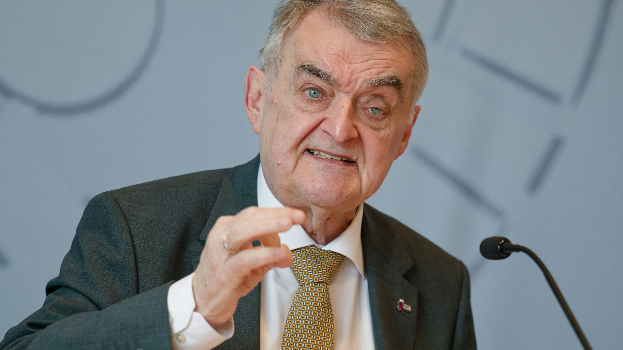 ARCHIV - 12.03.2025, Nordrhein-Westfalen, Düsseldorf: Herbert Reul Innenminister von Nordrhein-Westfalen (CDU) spricht bei der Vorstellung der Polizeilichen Kriminalstatistik für 2024. (zu dpa: «Bundesweite Polizeiaktion wegen Hetze im Internet») Foto: Henning Kaiser/dpa +++ dpa-Bildfunk +++