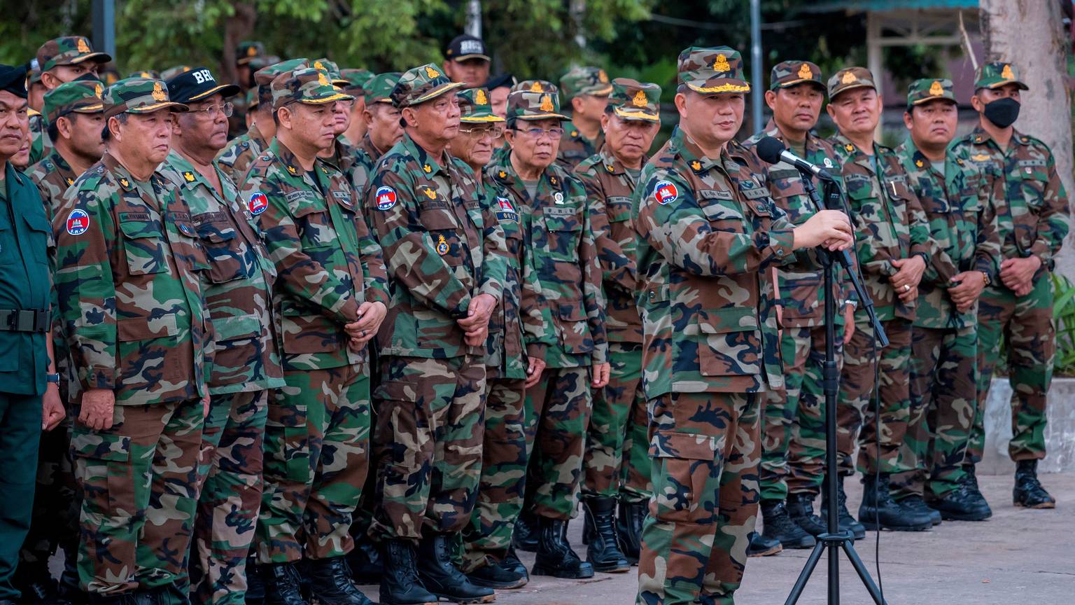 Der kambodschanische Ministerpräsident Hun Manet hält eine Rede vor seiner Truppe während seines Besuchs in Preah Vihear, nahe der kambodschanisch-thailändischen Grenze in der Provinz Preah Vihear.