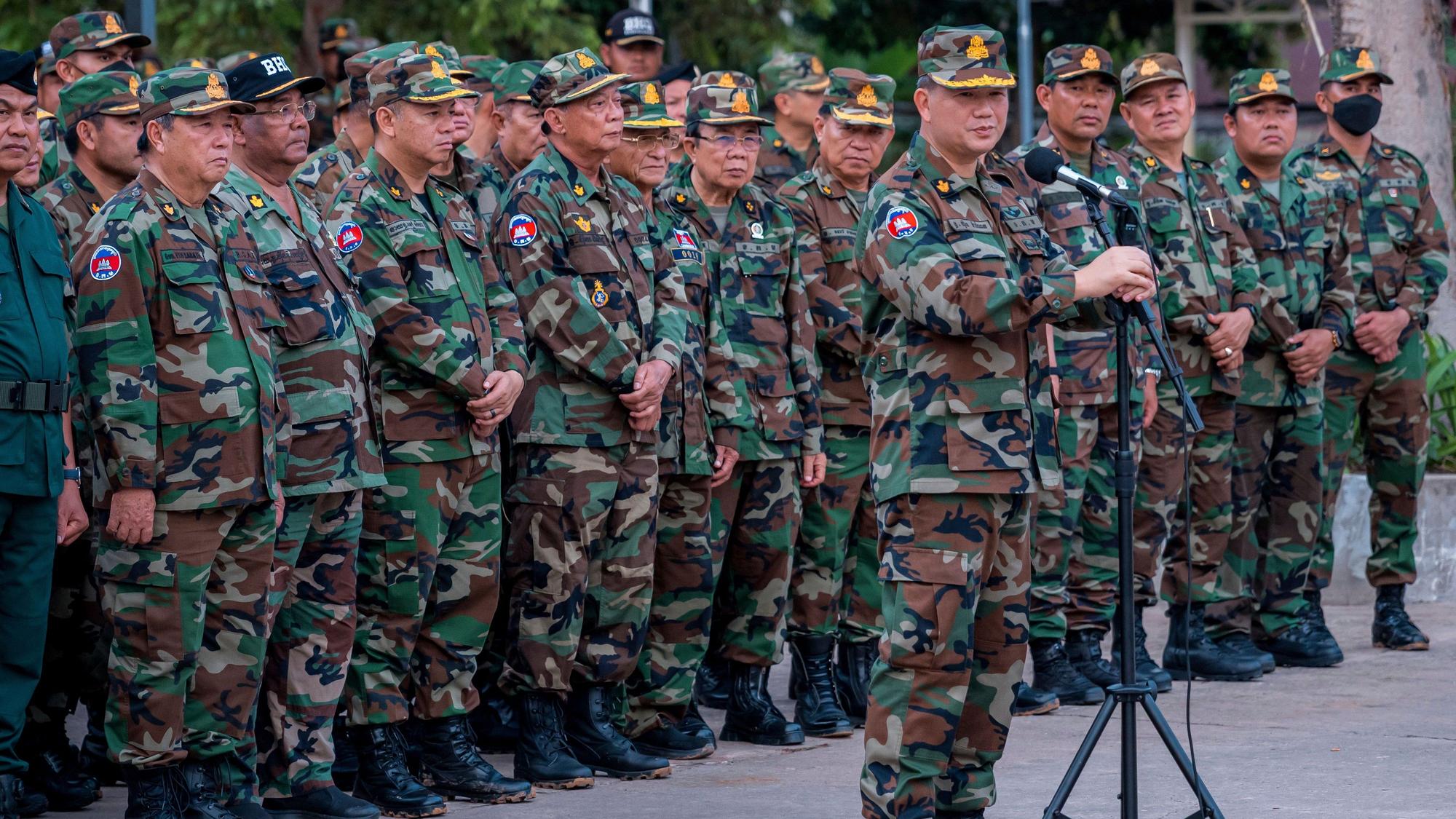 Der kambodschanische Ministerpräsident Hun Manet hält eine Rede vor seiner Truppe während seines Besuchs in Preah Vihear, nahe der kambodschanisch-thailändischen Grenze in der Provinz Preah Vihear.
