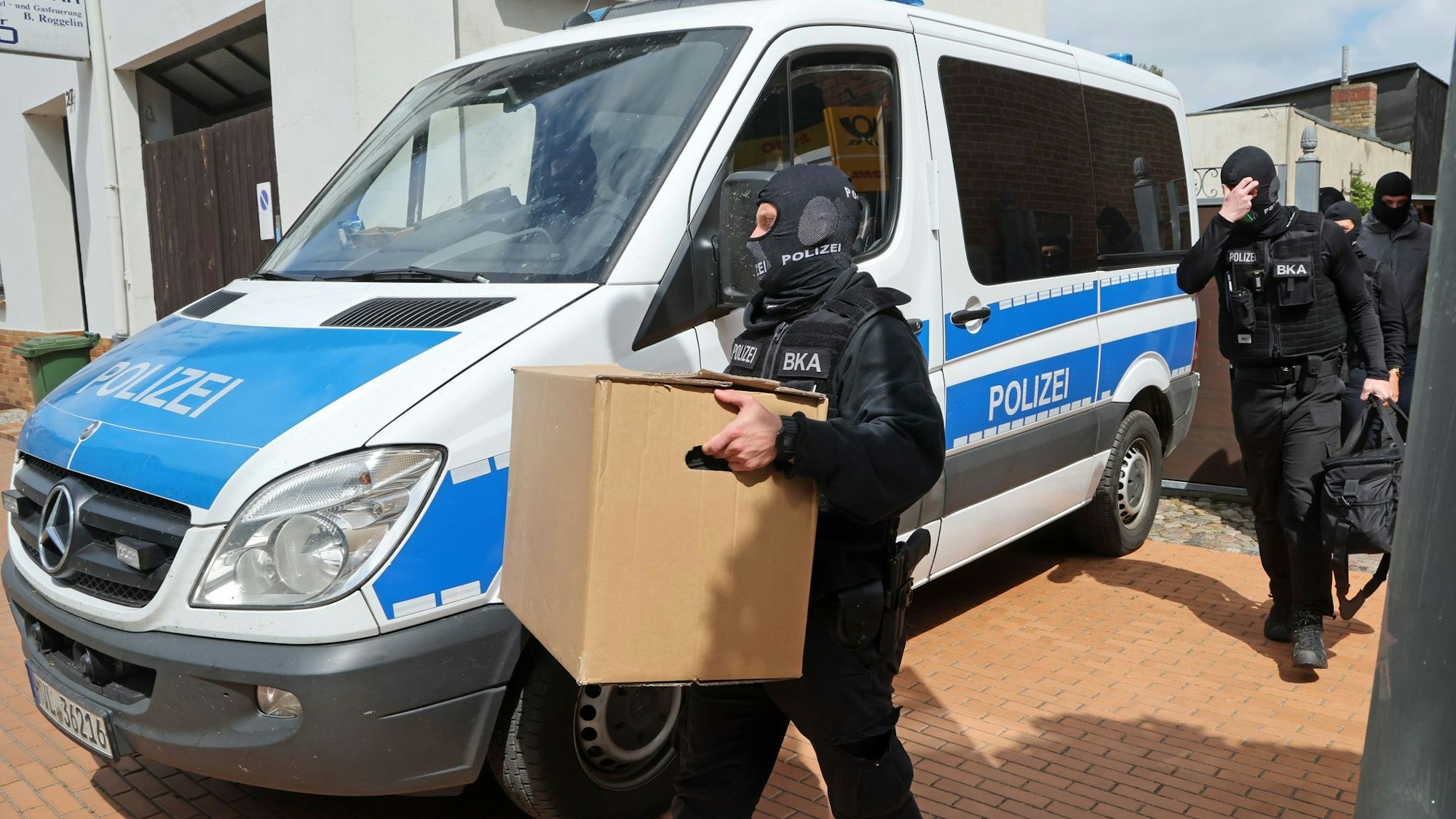 Insgesamt sitzen inzwischen acht mutmaßliche Mitglieder der rechtsextremistischen Vereinigung «Letzte Verteidigungswelle» in Untersuchungshaft.