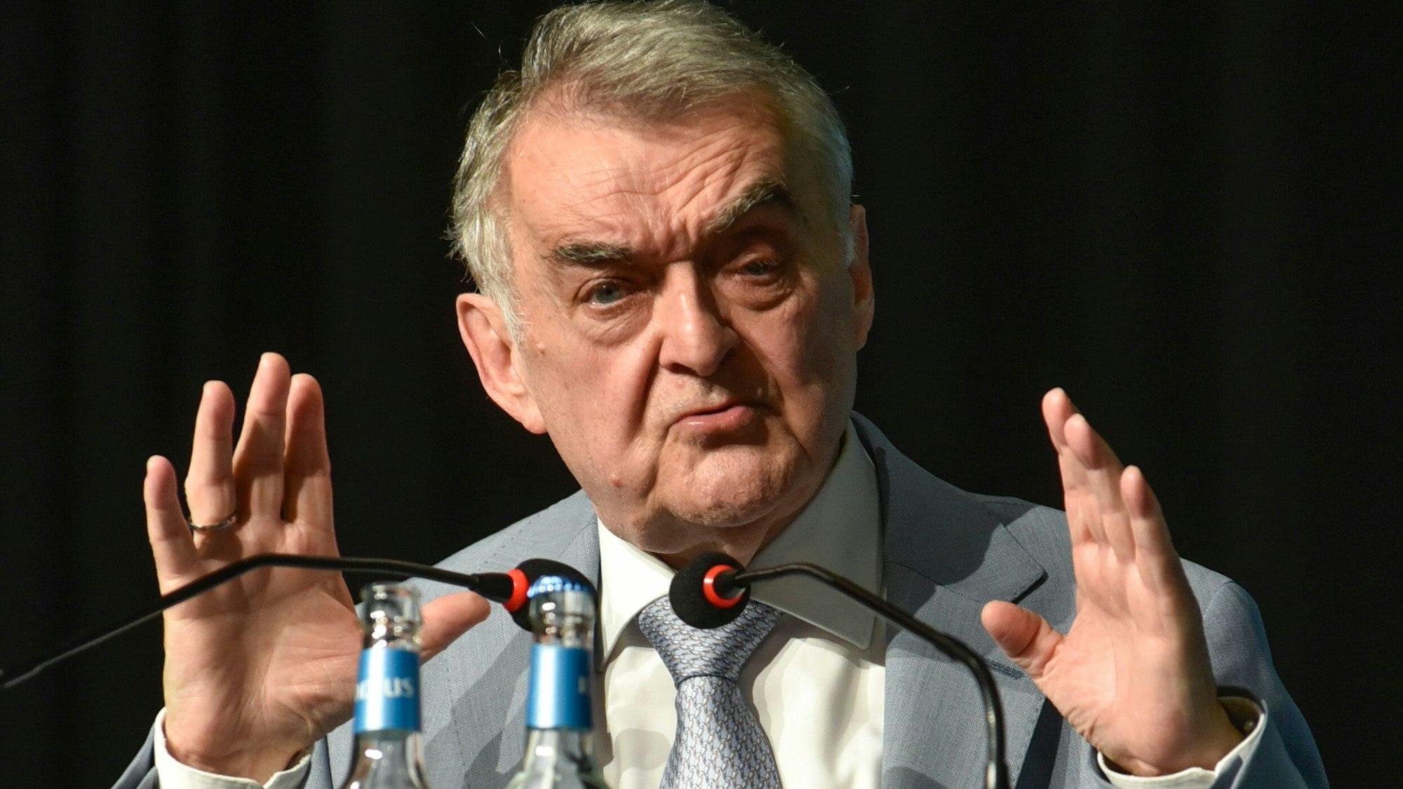 Zu sehen ist NRW-Innenminister Herbert Reul an einem