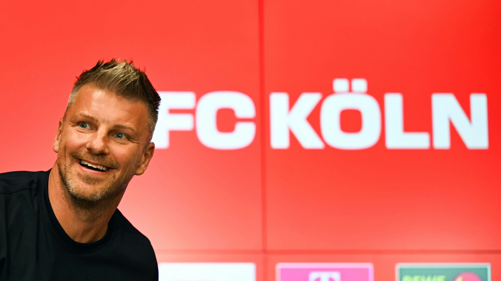 Lukas Kwasniok, neuer Trainer des 1. FC Köln, kommt zur Pressekonferenz.