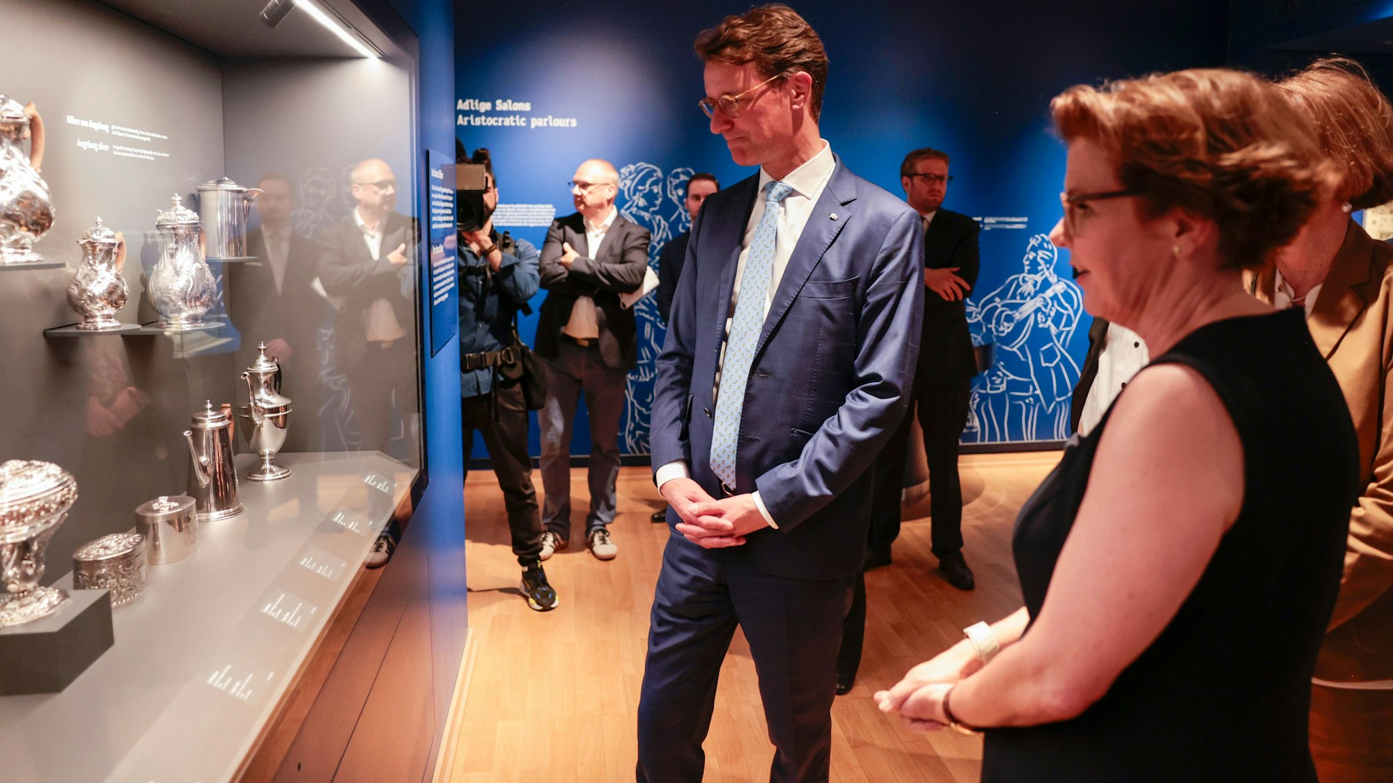 NRW-Ministerpräsident Hendrik Wüst lässt sich von der Chefin des Schokoladenmuseums, Annette Imhoff, die neue Schau zeigen.