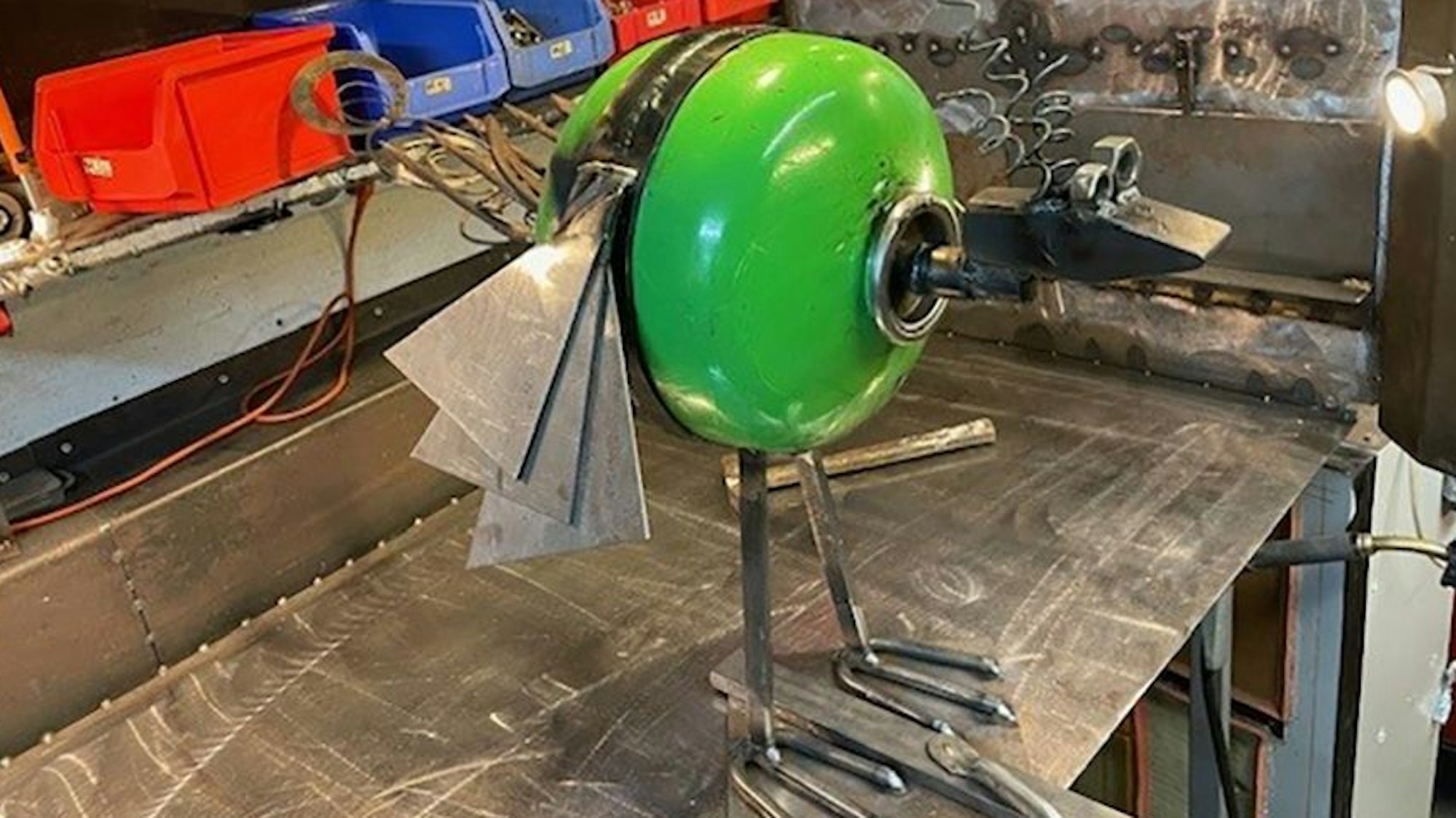 Aus Metallteilen setzt Lukas Seifert seine Figuren zusammen.