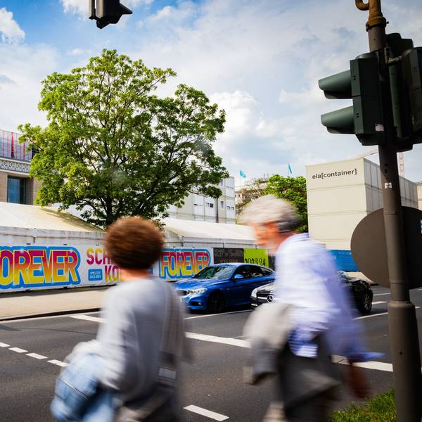 „Schauspiel forever“ steht auf einem Plakat an der Kölner Opernbaustelle