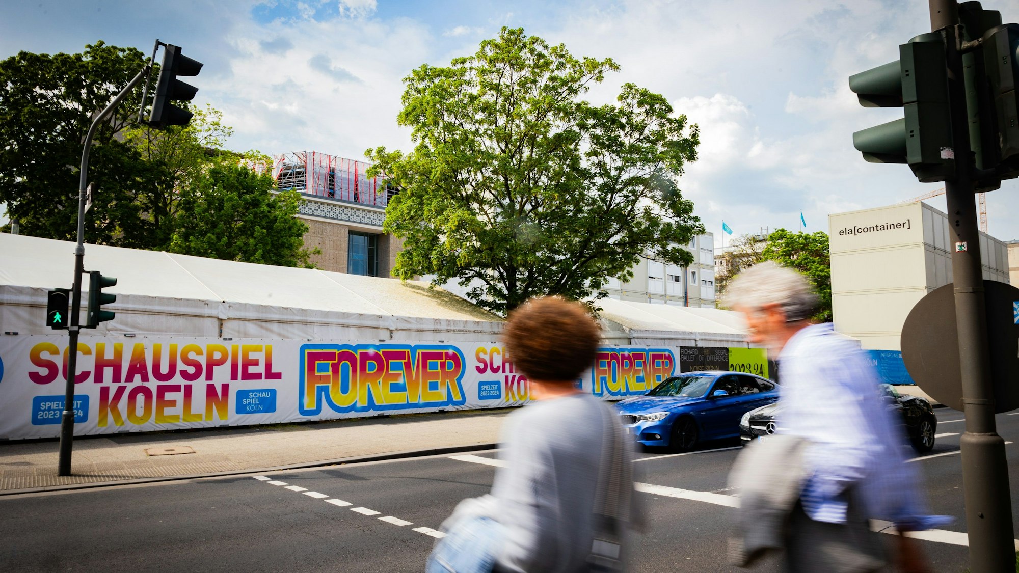 „Schauspiel forever“ steht auf einem Plakat an der Kölner Opernbaustelle