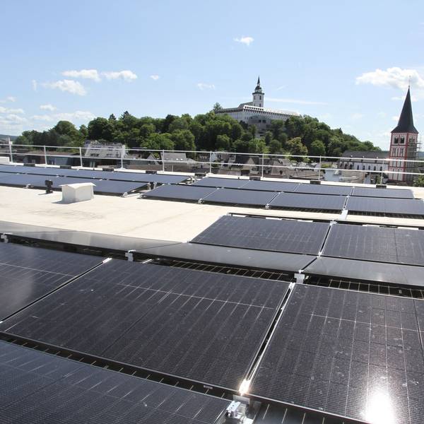 Das Rathaus Siegburg wird saniert, die Arbeiten stehen kurz vor dem Abschluss, Photovoltaikanlage auf dem Dach