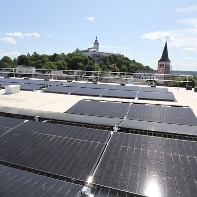 Das Rathaus Siegburg wird saniert, die Arbeiten stehen kurz vor dem Abschluss, Photovoltaikanlage auf dem Dach
