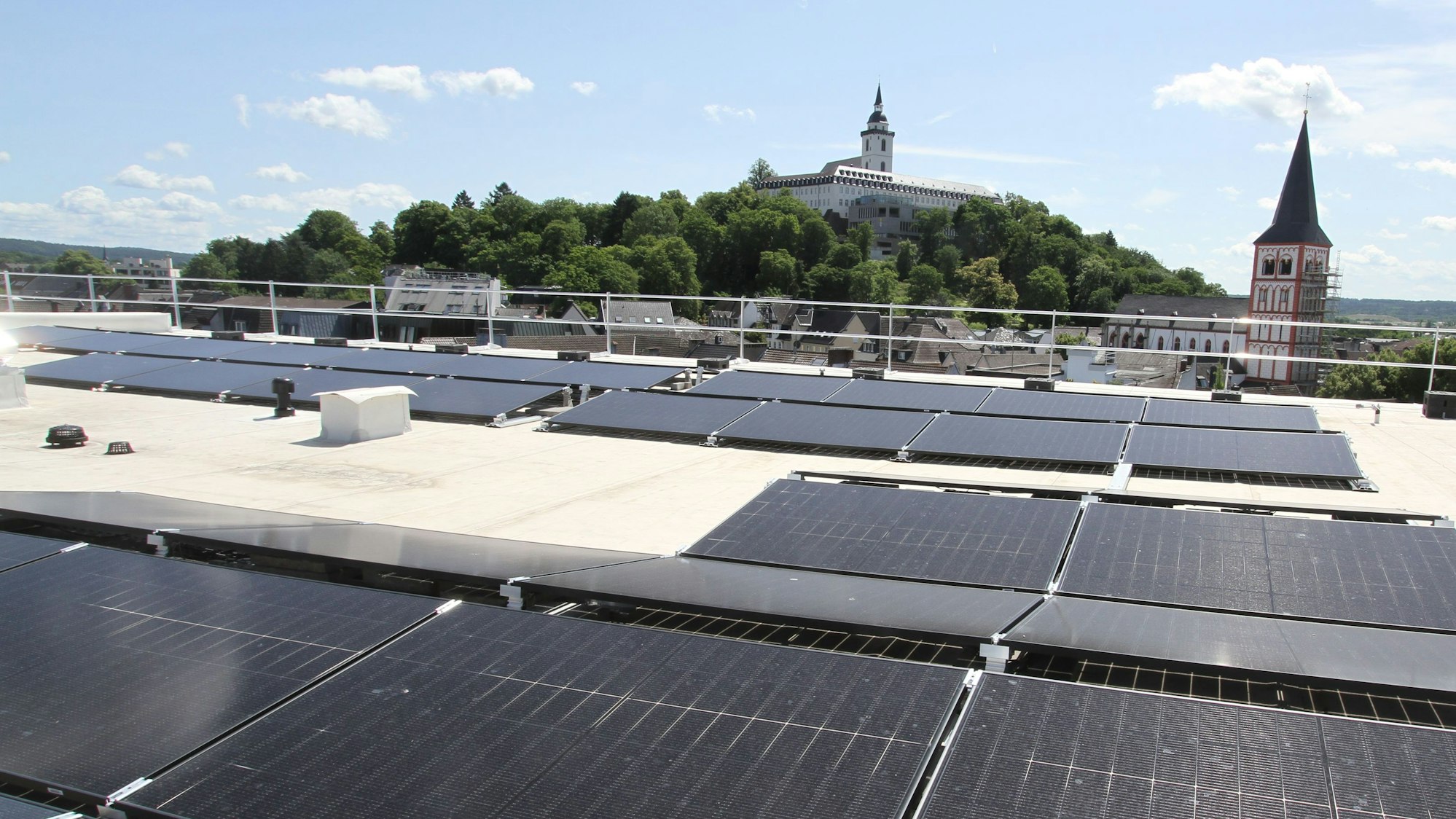 Das Rathaus Siegburg wird saniert, die Arbeiten stehen kurz vor dem Abschluss, Photovoltaikanlage auf dem Dach