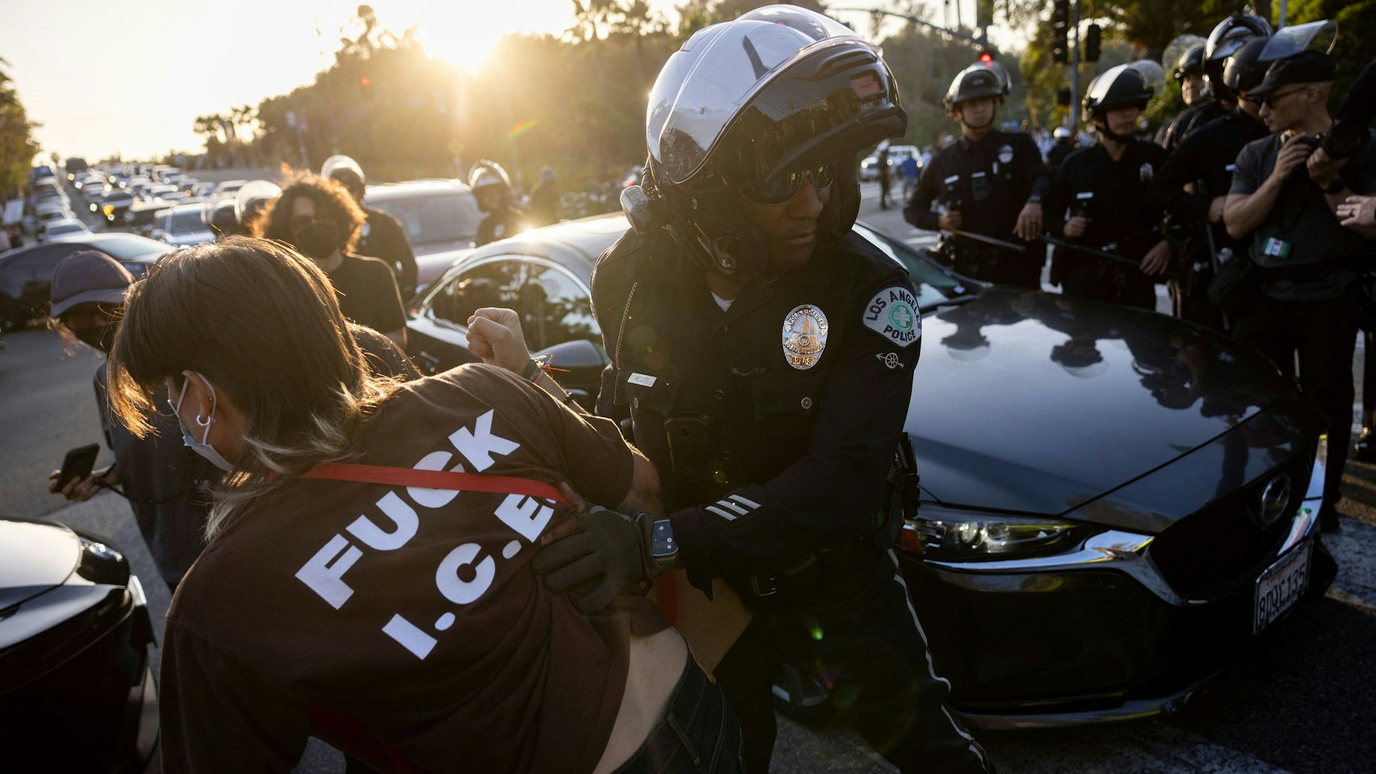 Eine Demonstrantin trägt bei den Protesten in Los Angeles Mitte Juni ein Shirt mit der Aufschrift „Fuck I.C.E.“ – und protestiert damit gegen die US-Einwanderungsbehörde ICE.