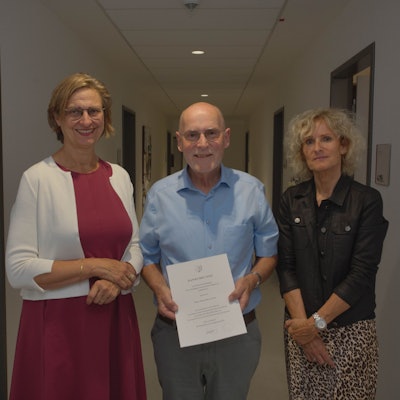 Mit großem Dank und einer Urkunde wurde Roland Bockemühl von Claudia Krieger (l.) und Claudia Adolfs als Schiedsmann verabschiedet.