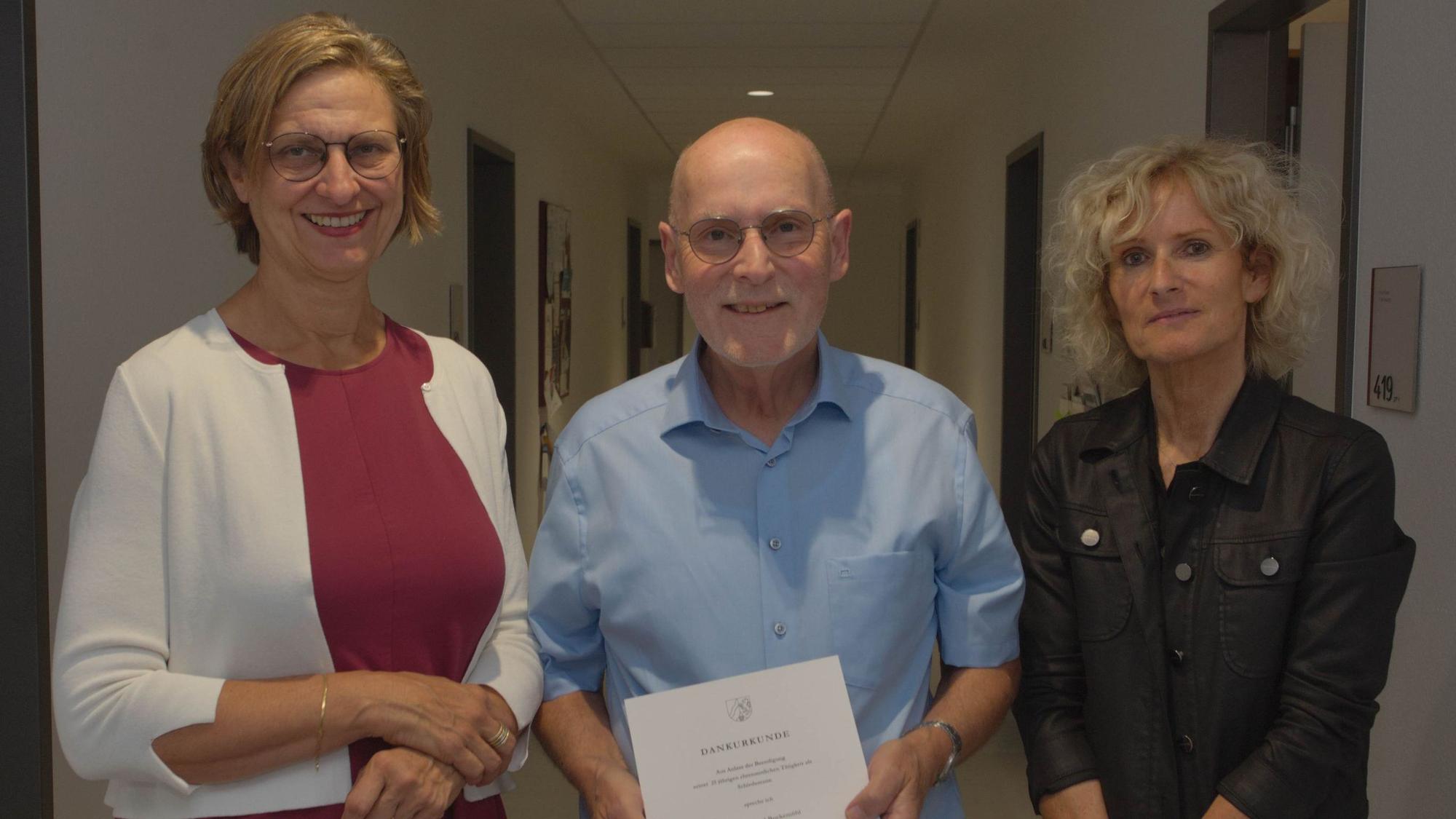 Mit großem Dank und einer Urkunde wurde Roland Bockemühl von Claudia Krieger (l.) und Claudia Adolfs als Schiedsmann verabschiedet.