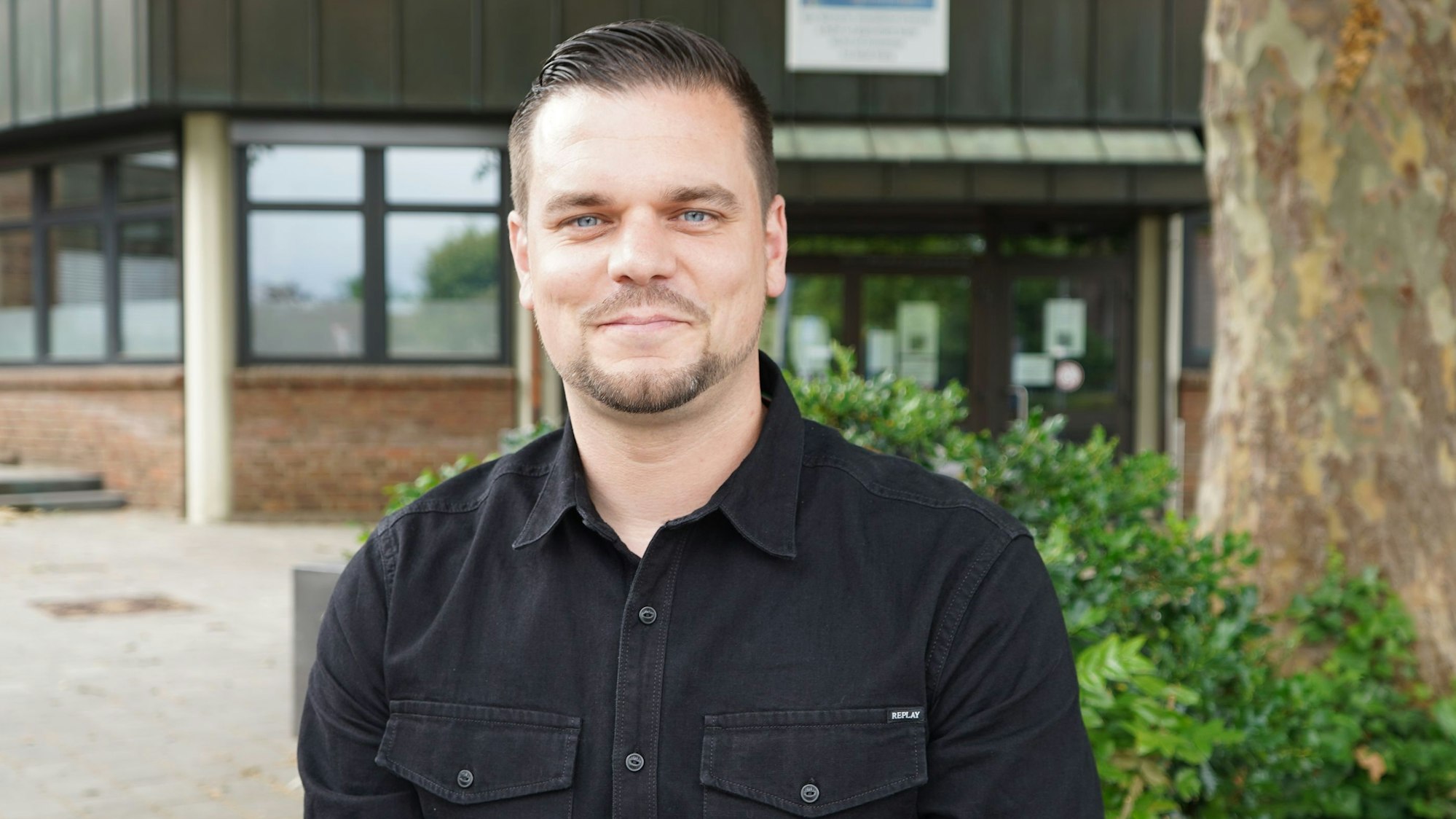 Das Foto zeigt Andreas Erdmann vor dem Kerpener Rathaus.