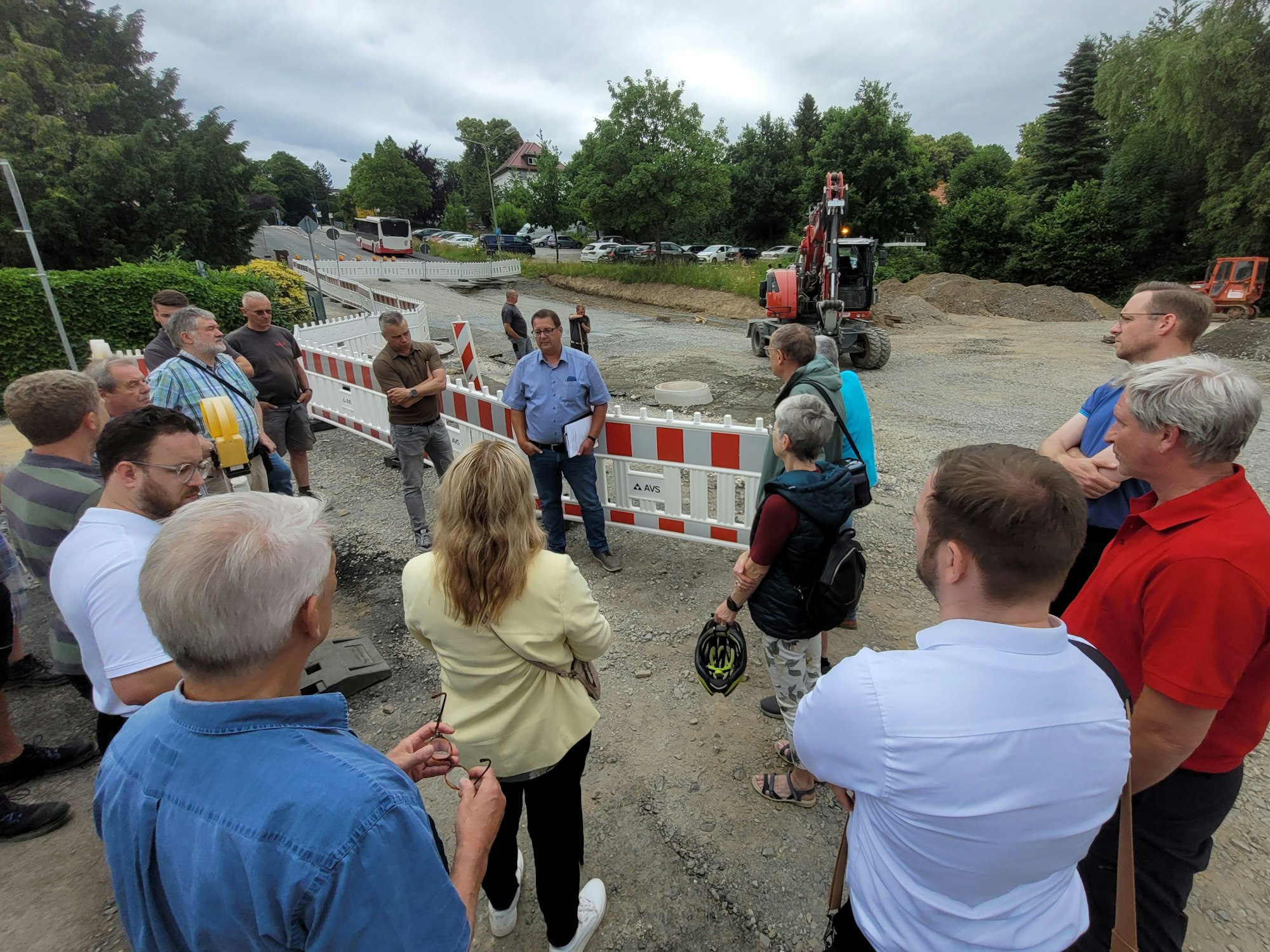Der Ausschuss für Bauen und Verkehr des Waldbröler Stadtrats Waldbröl hat nicht nur die Merkur-Baustelle in Augenschein genommen, sondern auch die Arbeiten für die neue Mobilstation an der Friedenstraße.