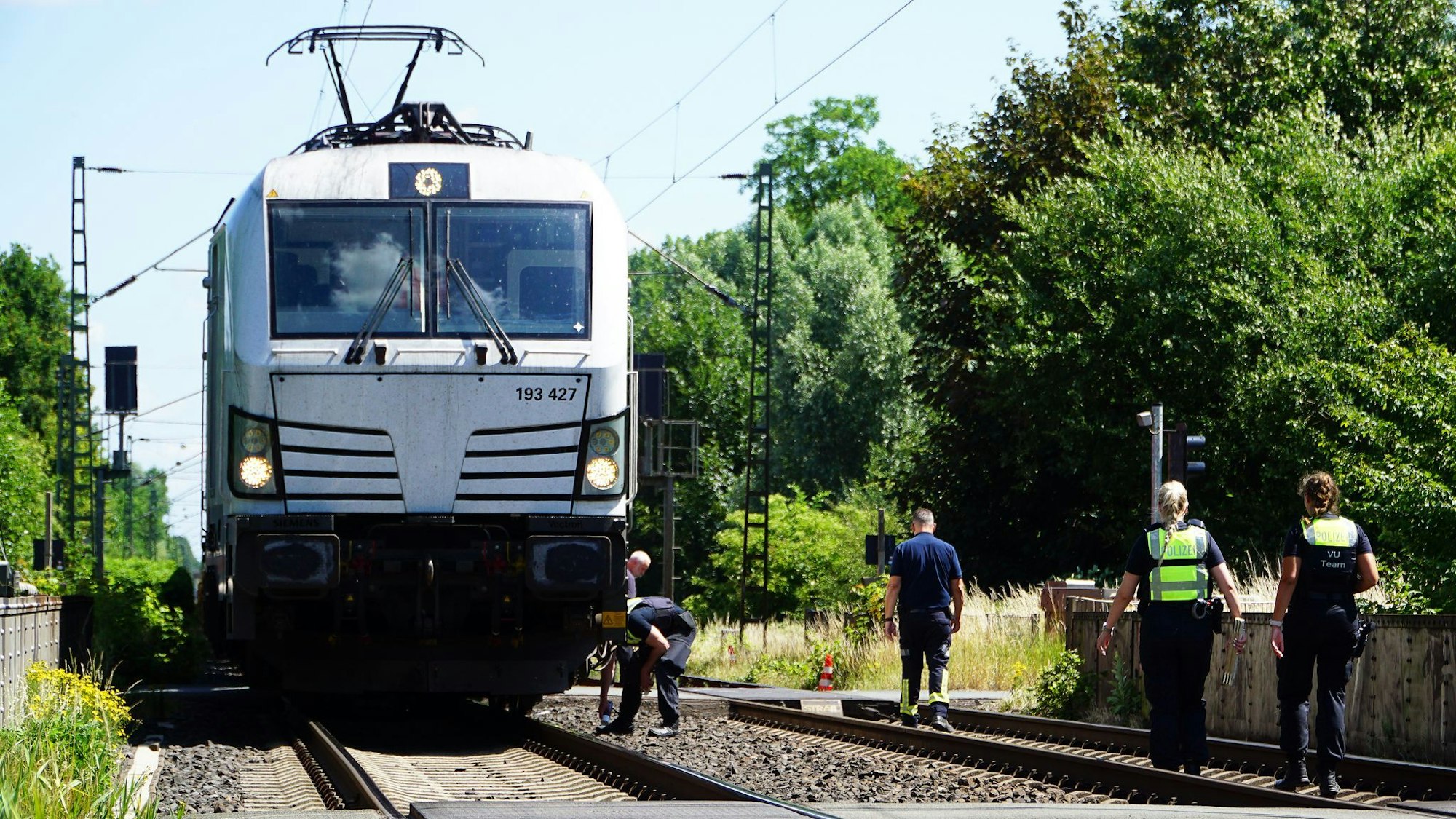 Eine 88 Jahre alte Fahrradfahrerin ist an einem Bahnübergang bei Viersen von einem Zug erfasst und getötet worden. Die Polizei geht von einem Unfall aus.
