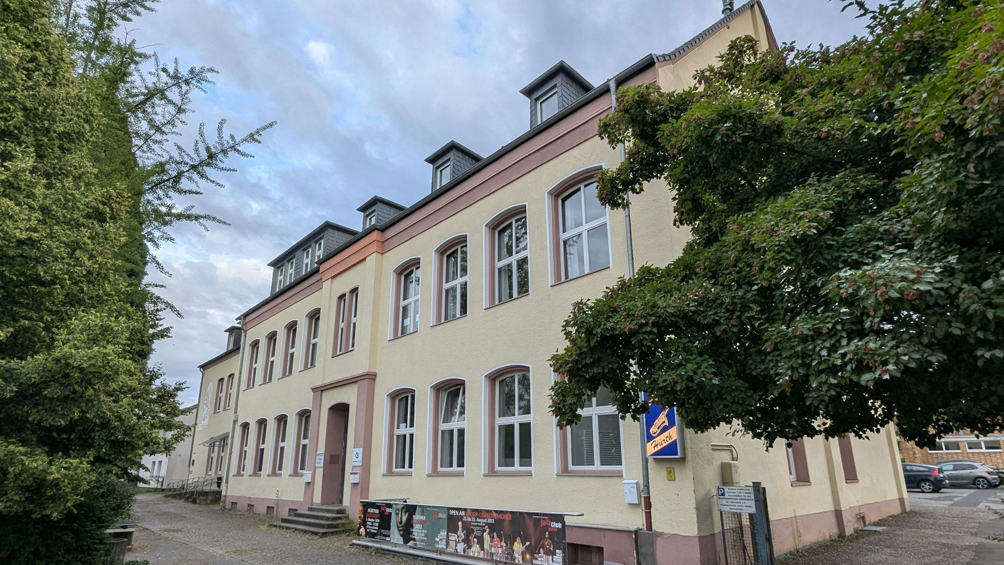 Das Foto zeigt die ehemalige Volksschule Gleuel an der Hermülheimer Straße.